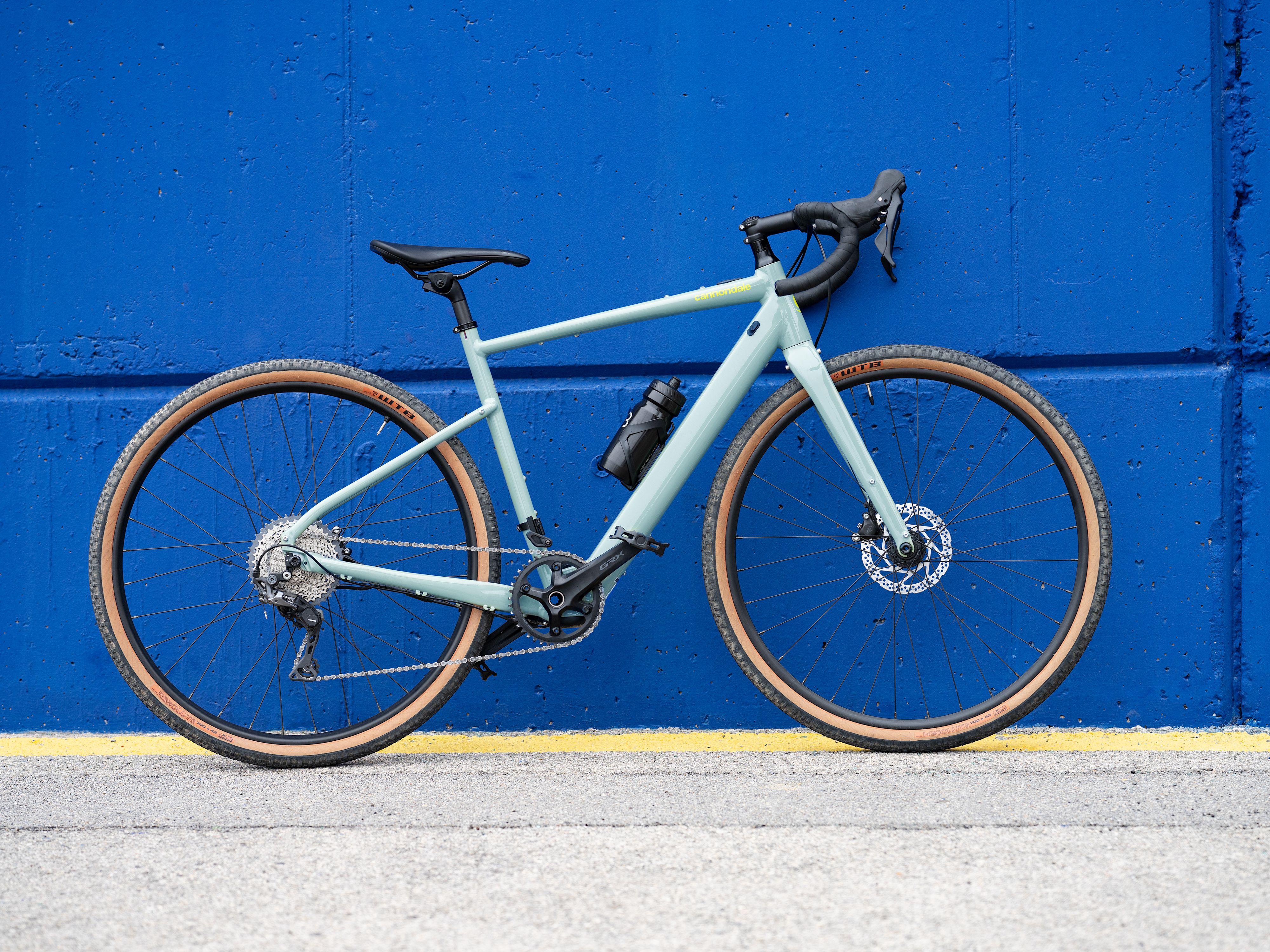 Rennrad vor blauer Wand