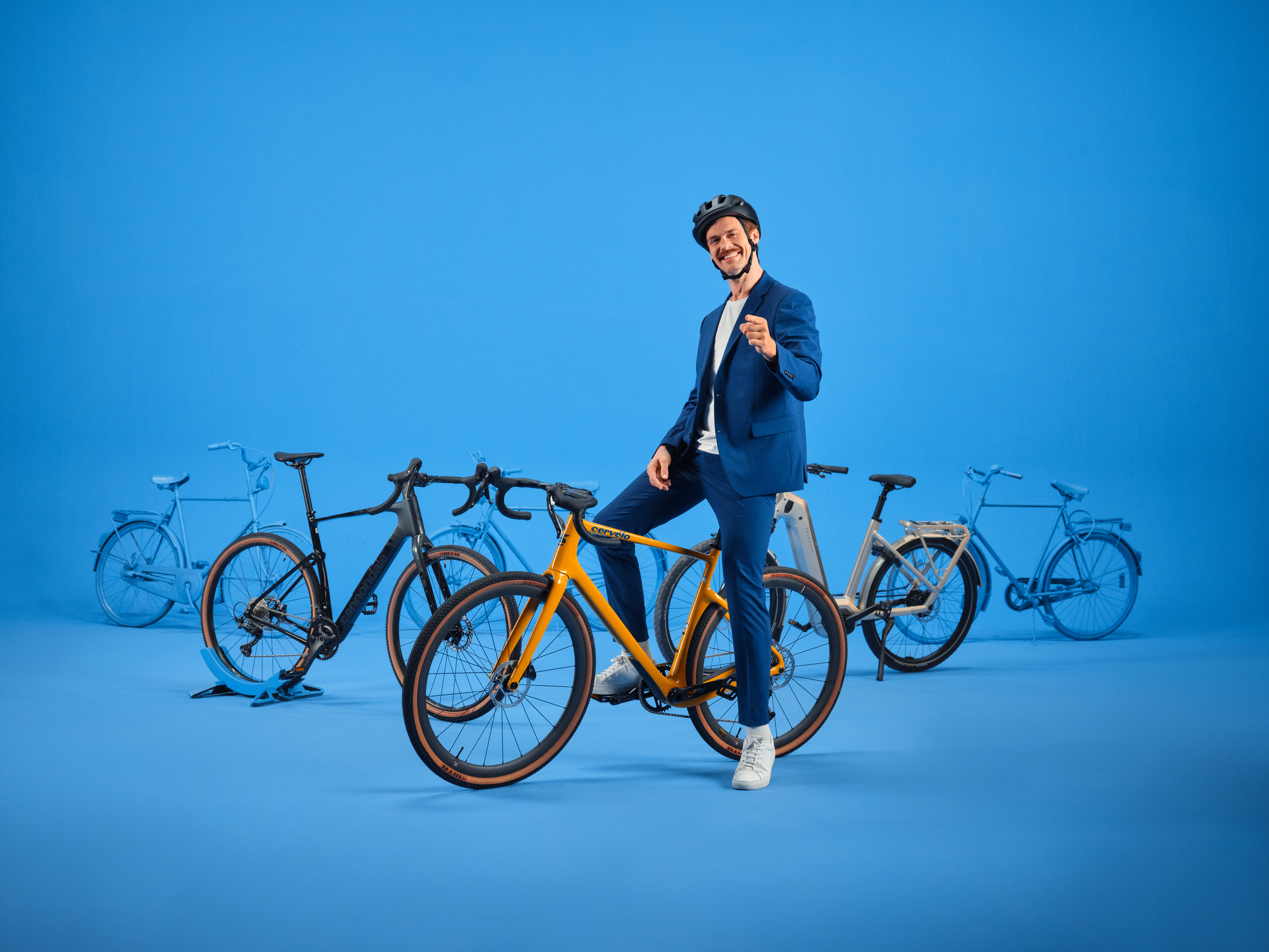 Rennrad vor blauer Wand