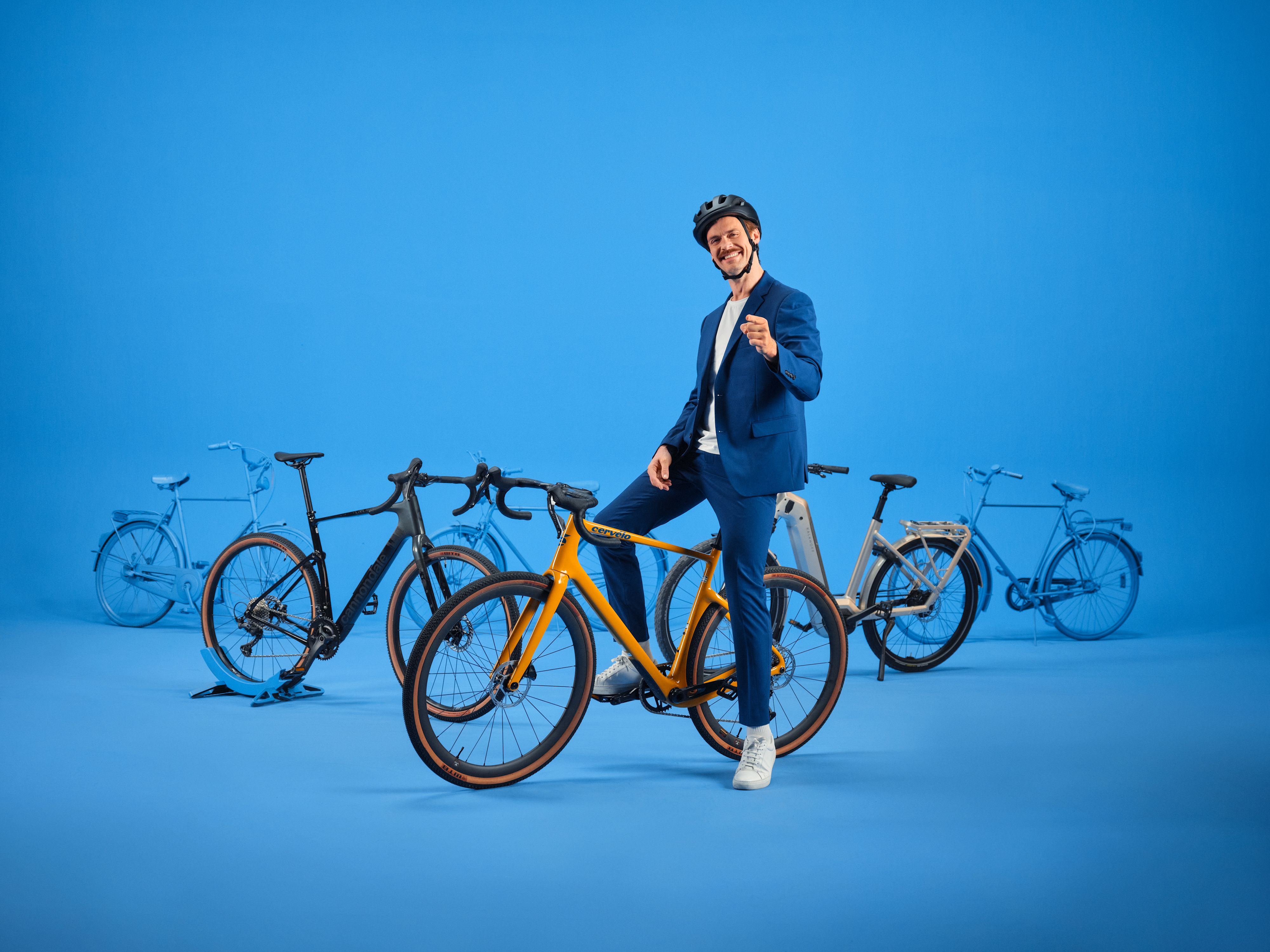 Rennrad vor blauer Wand