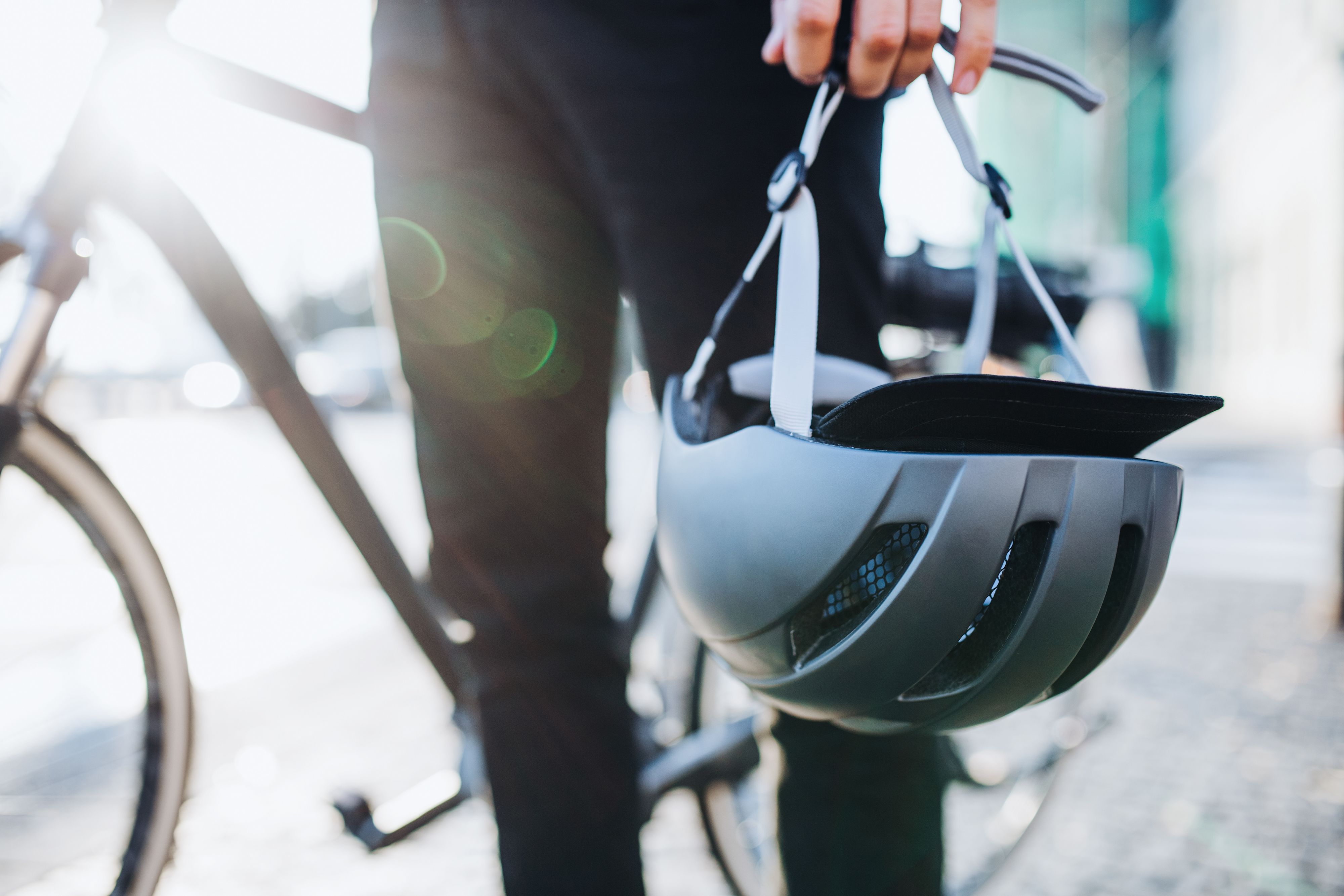 Fahrradfahrer der einen Fahrradhelm trägt