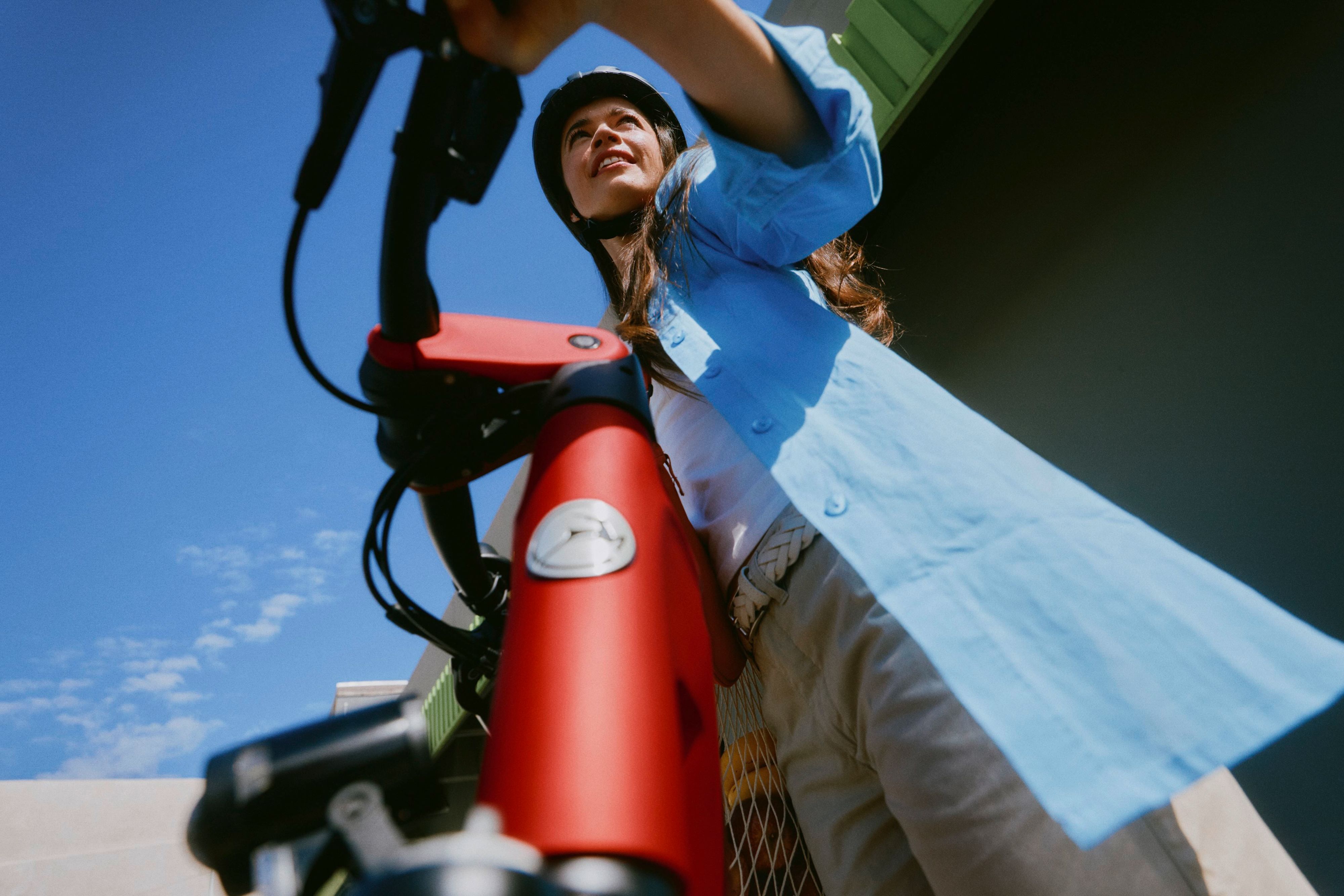 Fahrradfahrer der einen Helm trägt