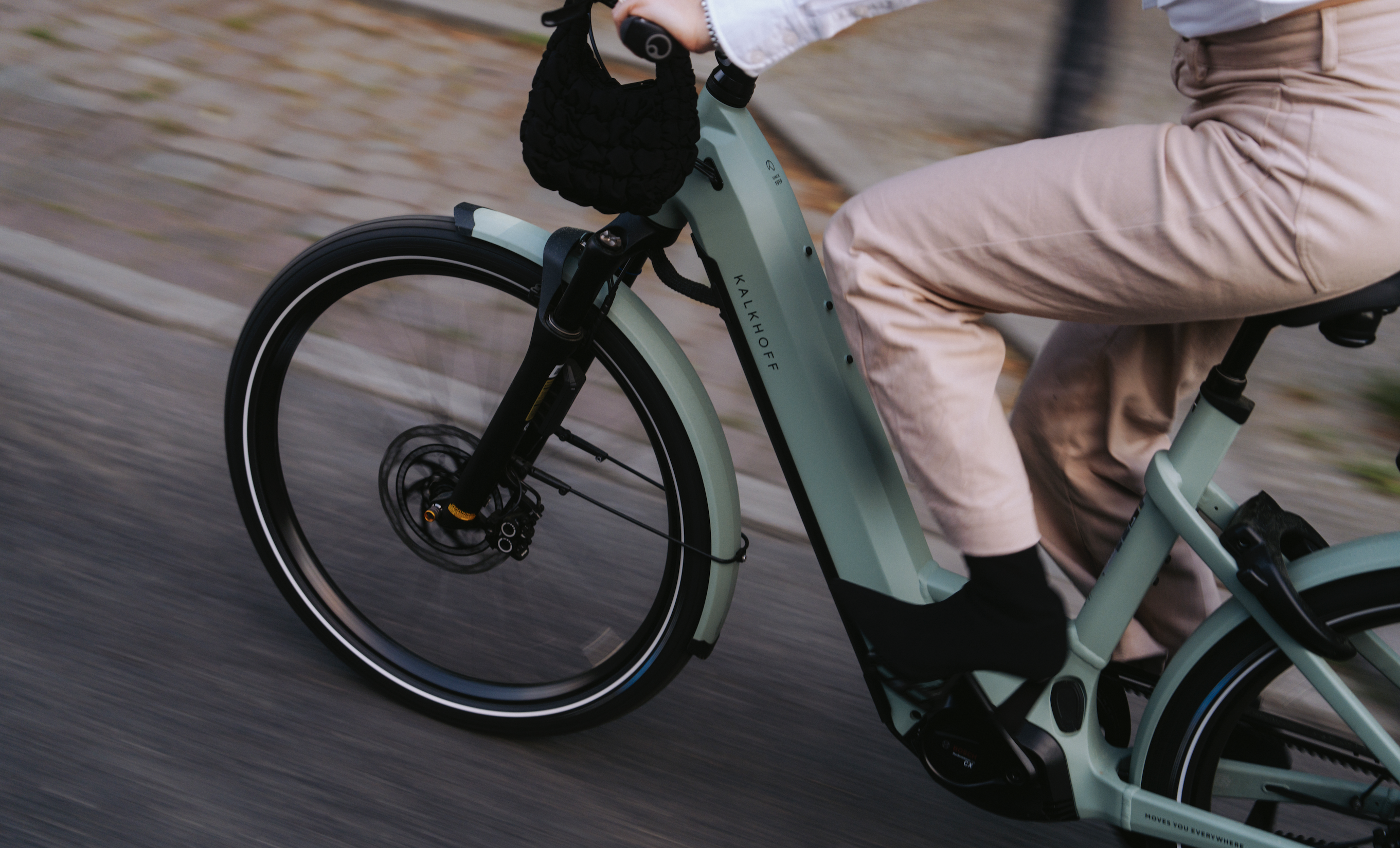Nahaufnahme eines E-Bikes während der Fahrt