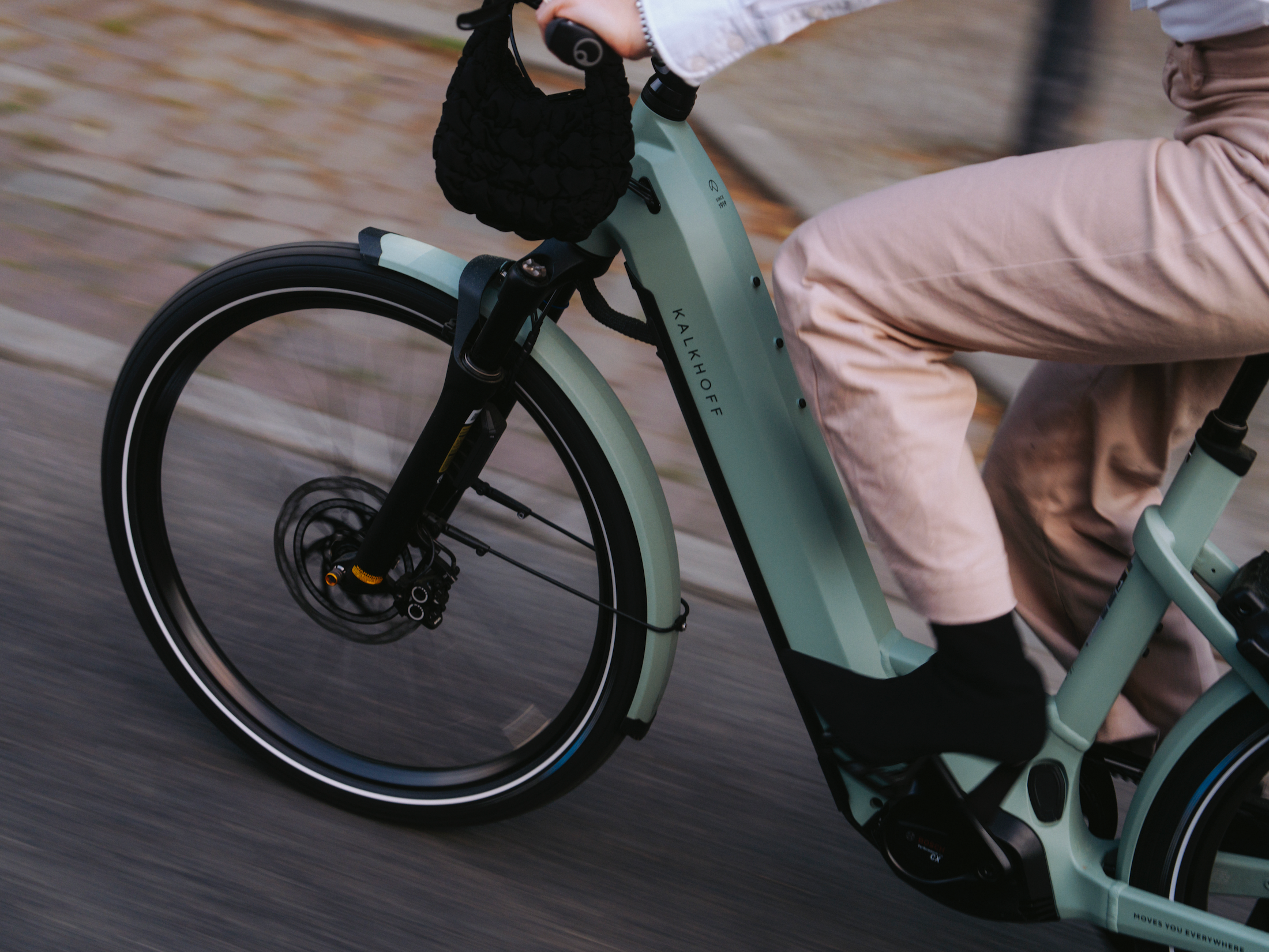 Nahaufnahme eines E-Bikes während der Fahrt