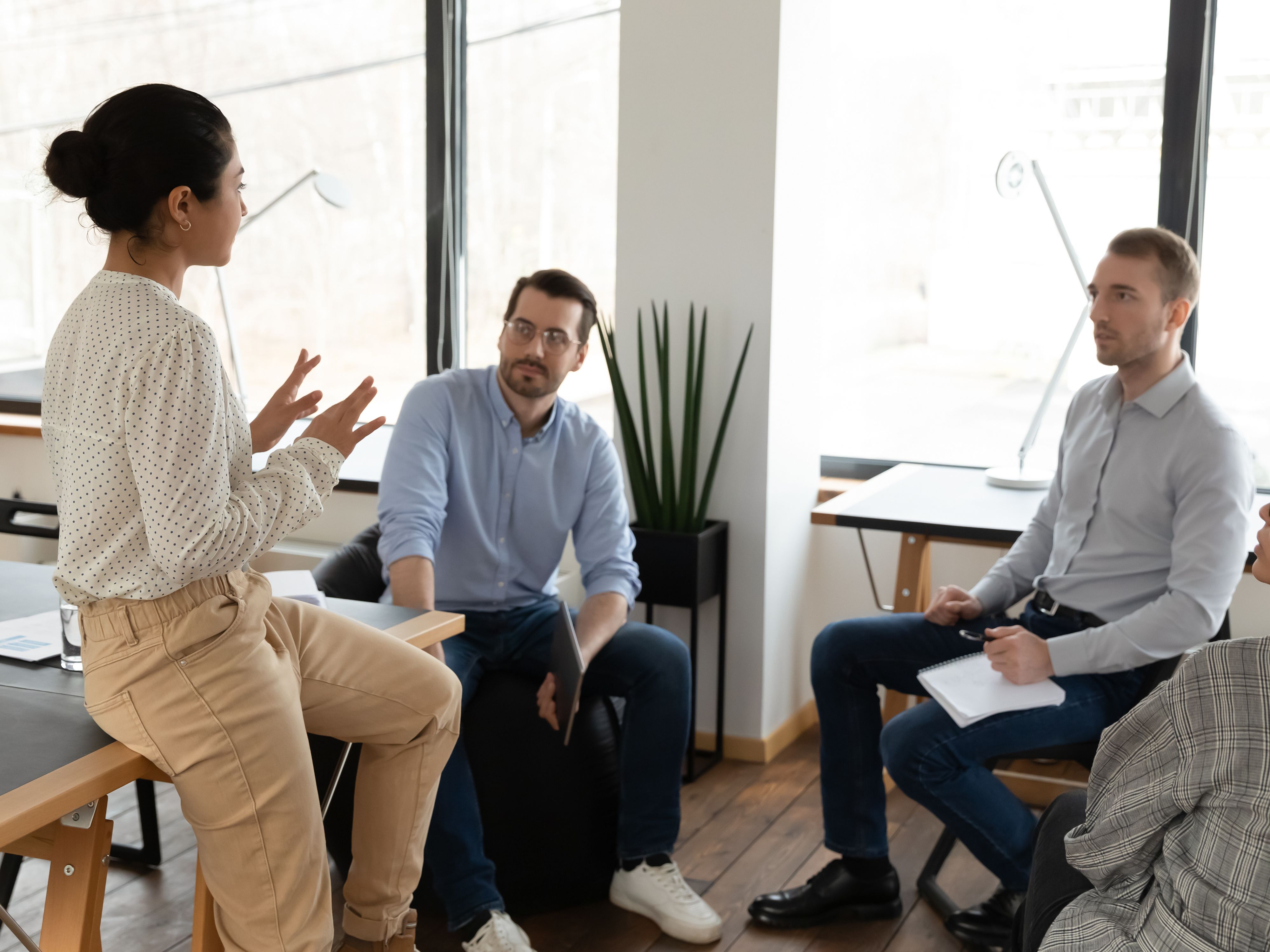 Menschen in einem Office die miteinander sprechen
