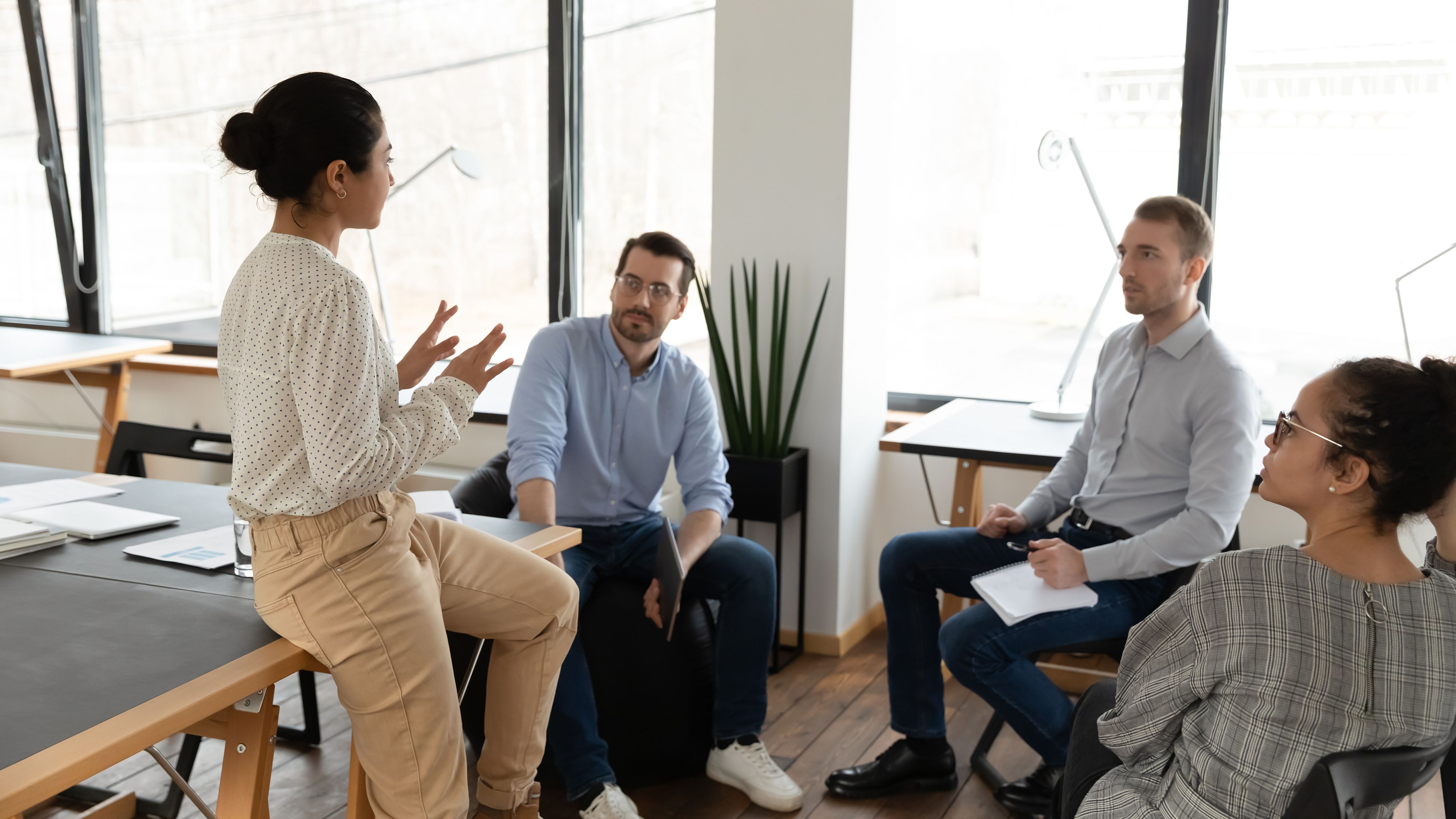 Menschen in einem Office die miteinander sprechen