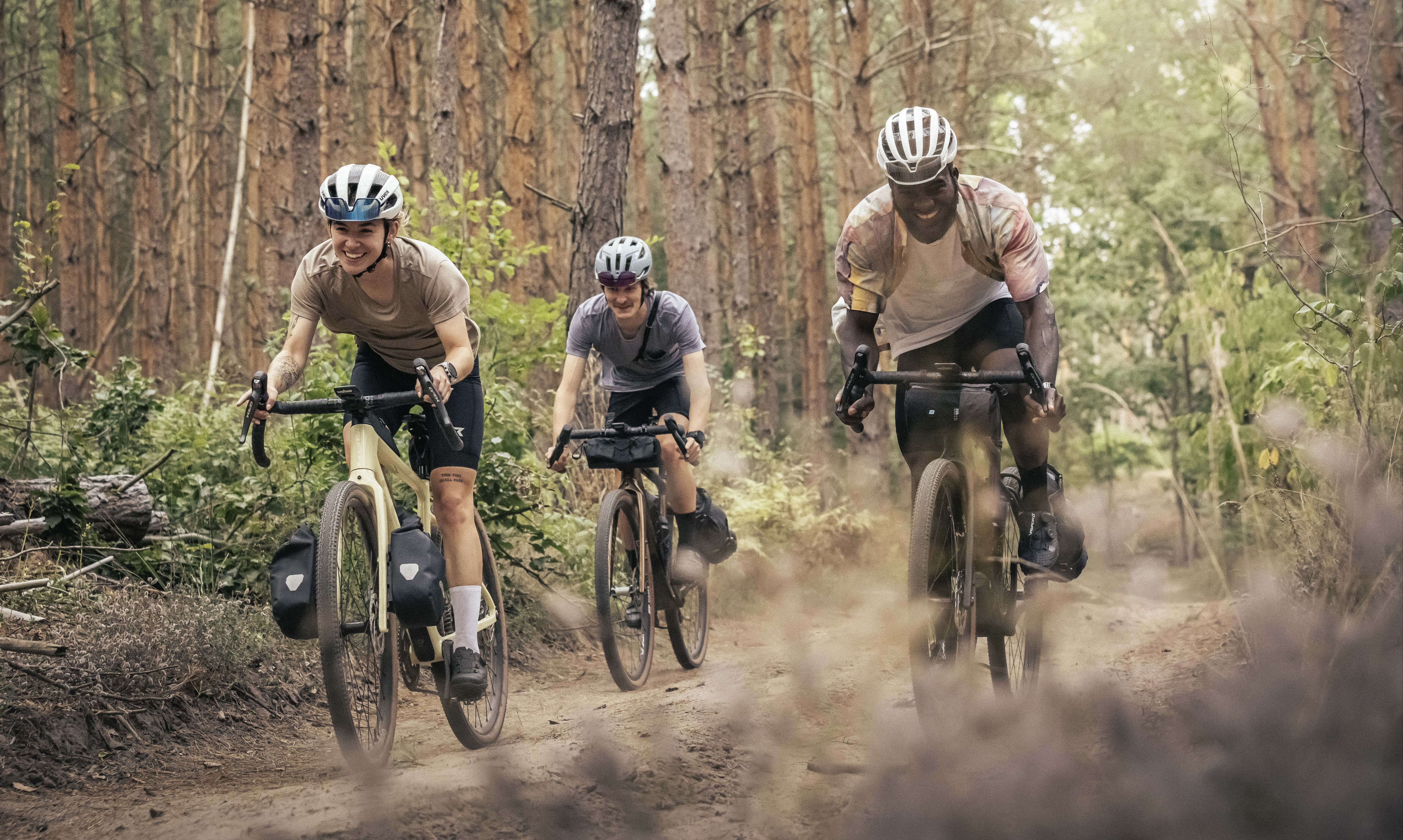 Gruppe mit Focus Gravel Bikes, die durch den Wald fährt