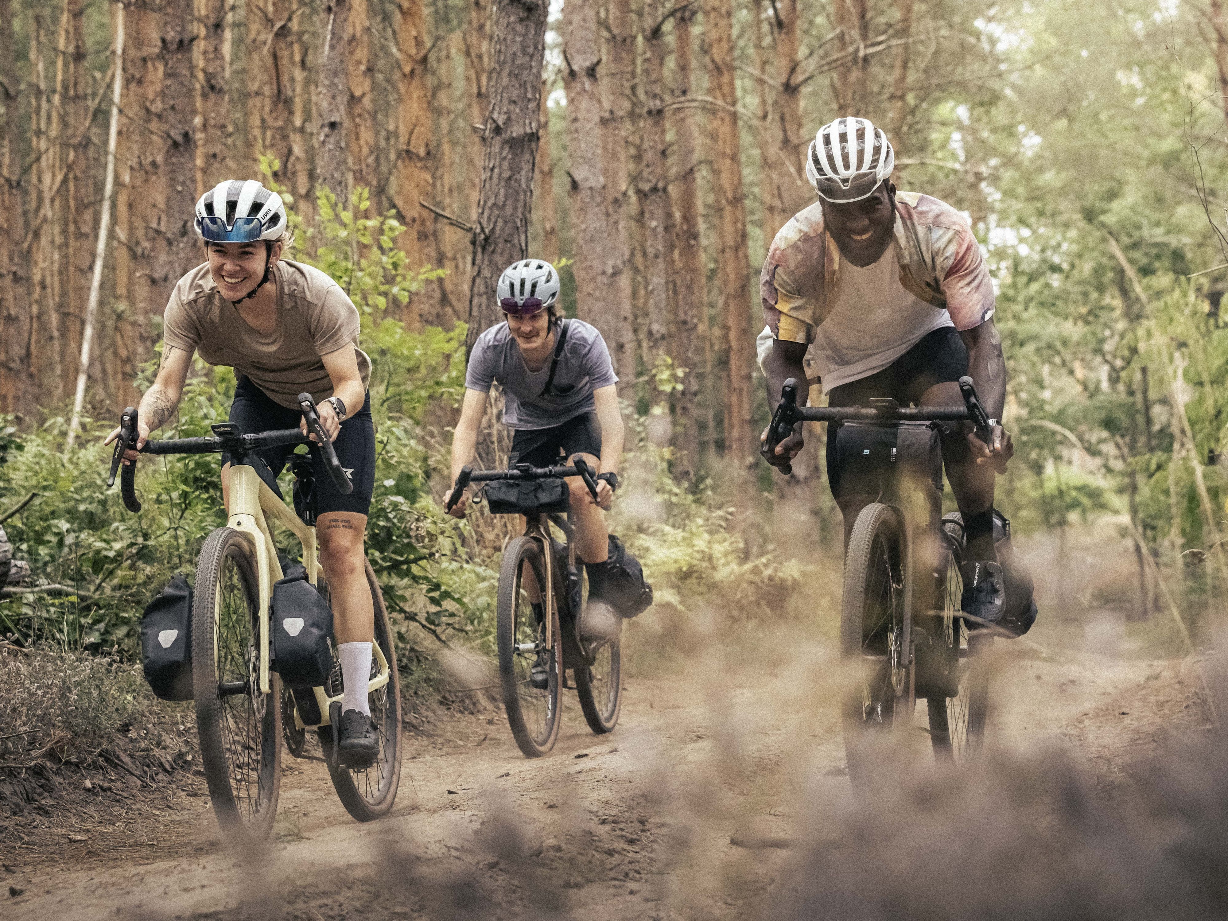 Gruppe mit Focus Gravel Bikes, die durch den Wald fährt