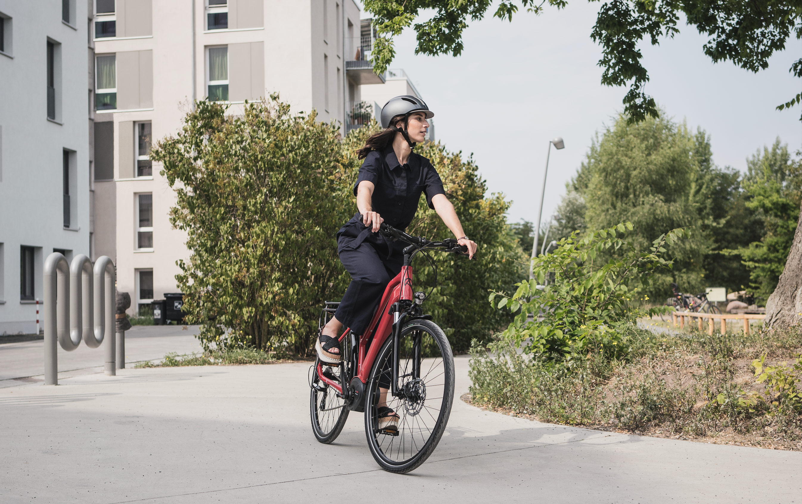 Frau die auf einem Fahrrad durch die Stadt fährt