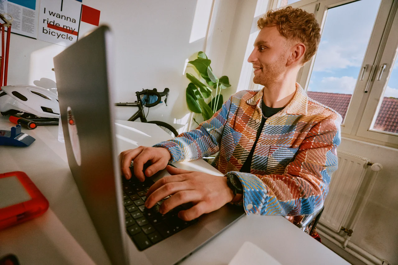 Visual > jpeg > Mann am Laptop am Schreibtisch