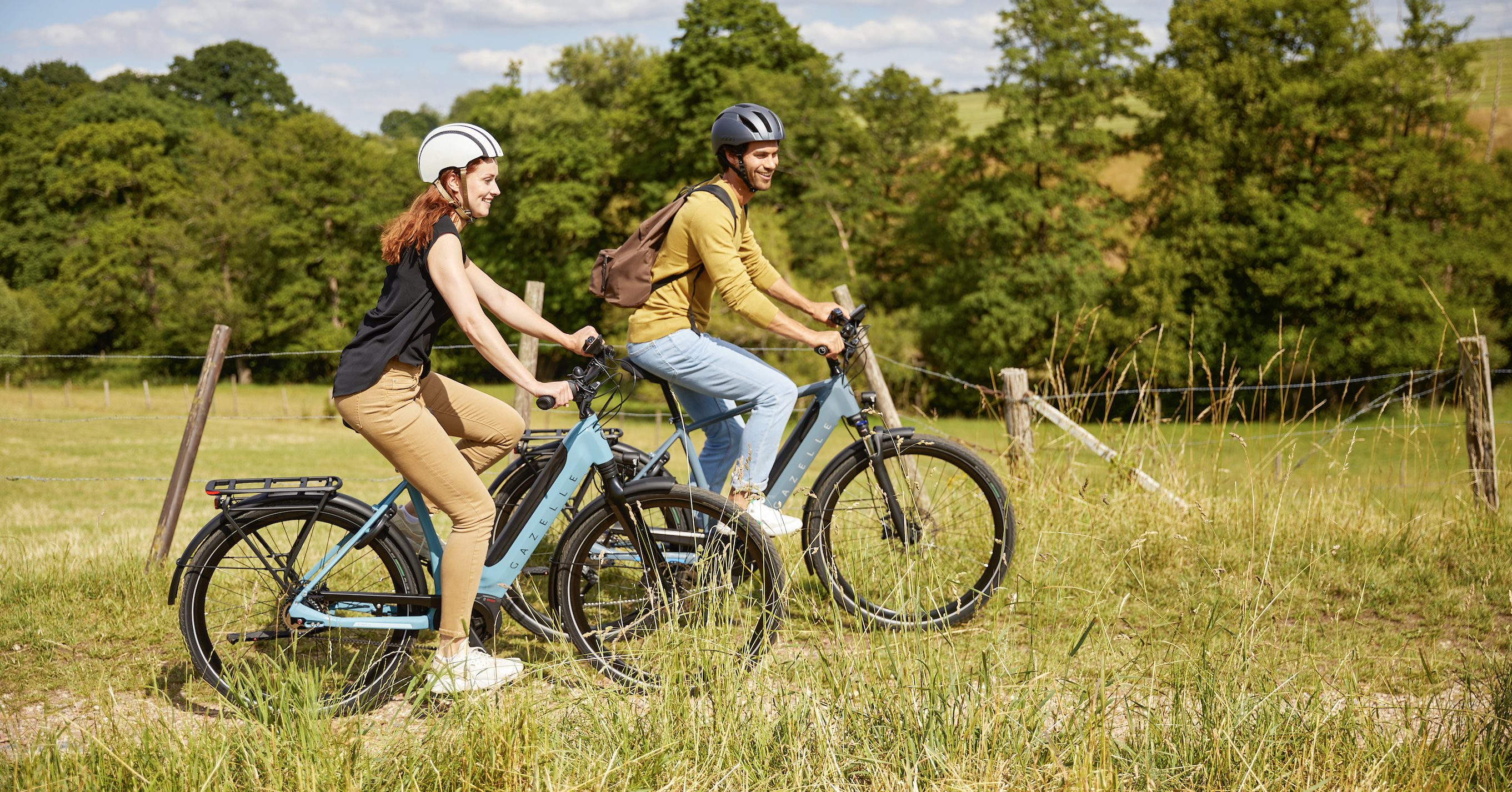 Zwei Radfahrer in der Natur