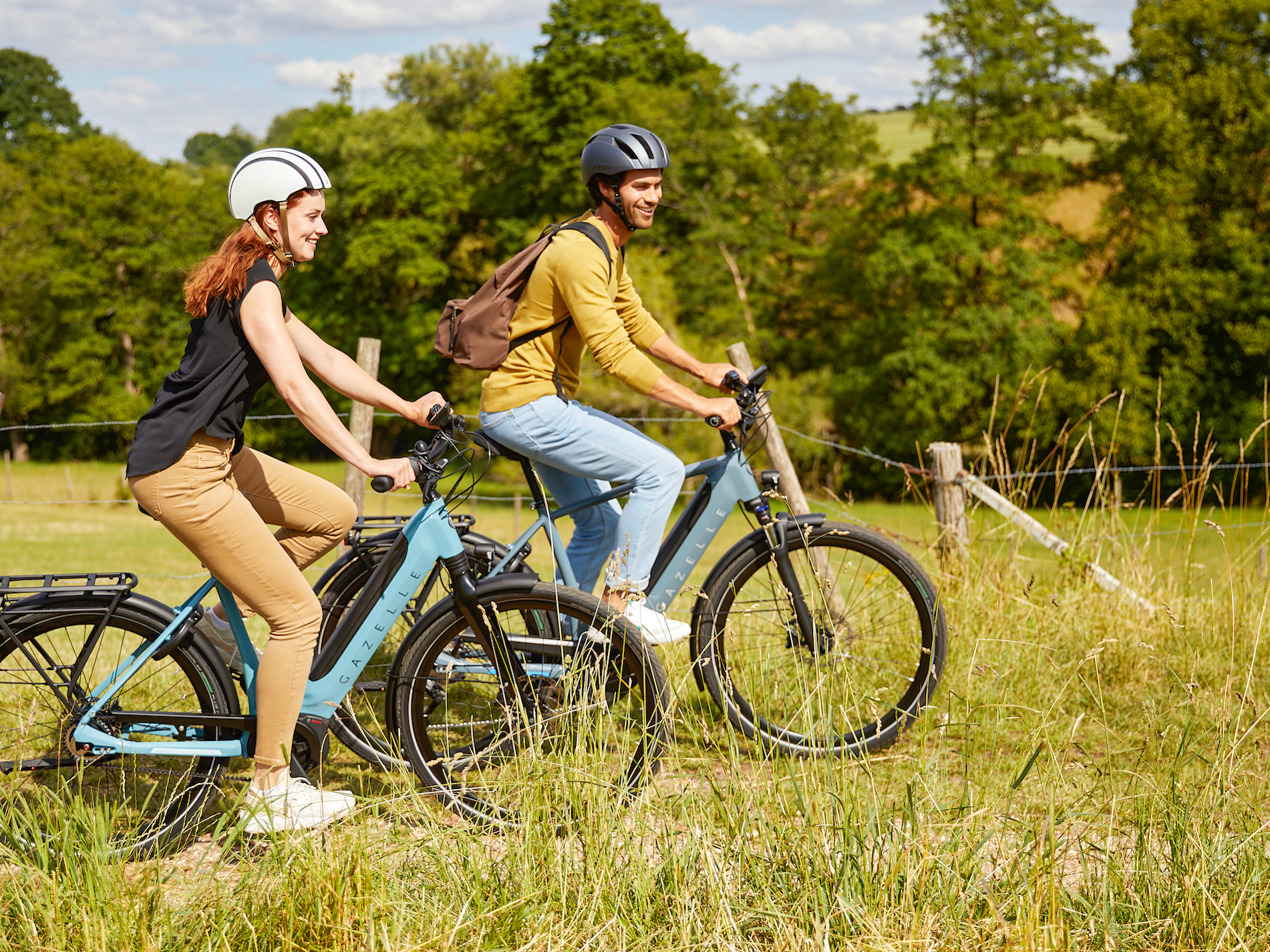 Zwei Radfahrer in der Natur