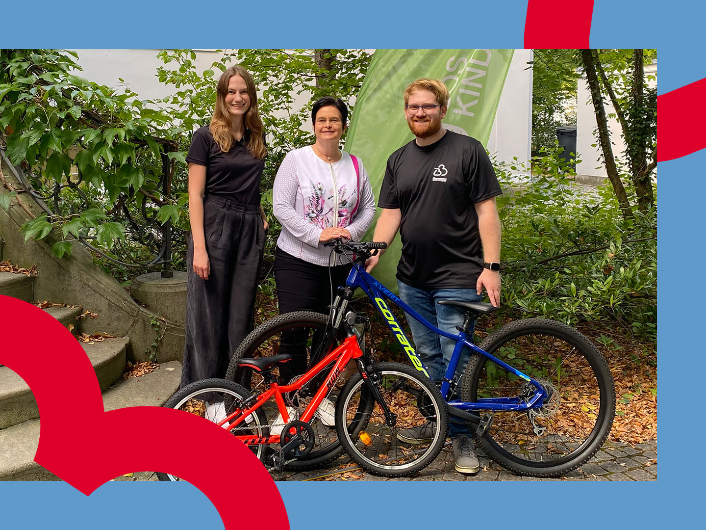 Die SOS-Kinderdorf e.V. Vertreterin Annett Geßler (Mitte) hat sich mit BusinessBike Sustainability Manager Jean-Marc Dupont (rechts) und BusinessBike PR & Communications Manager Dina Abel (links) zur Spendenübergabe in München getroffen. 