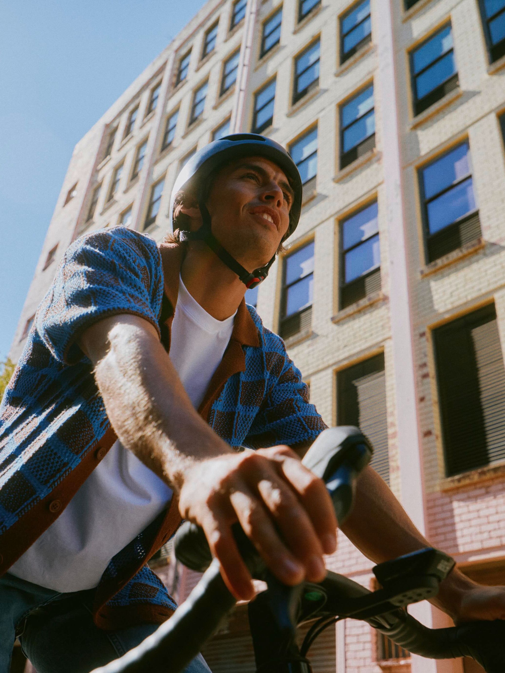Frau mit Helm auf Fahrrad