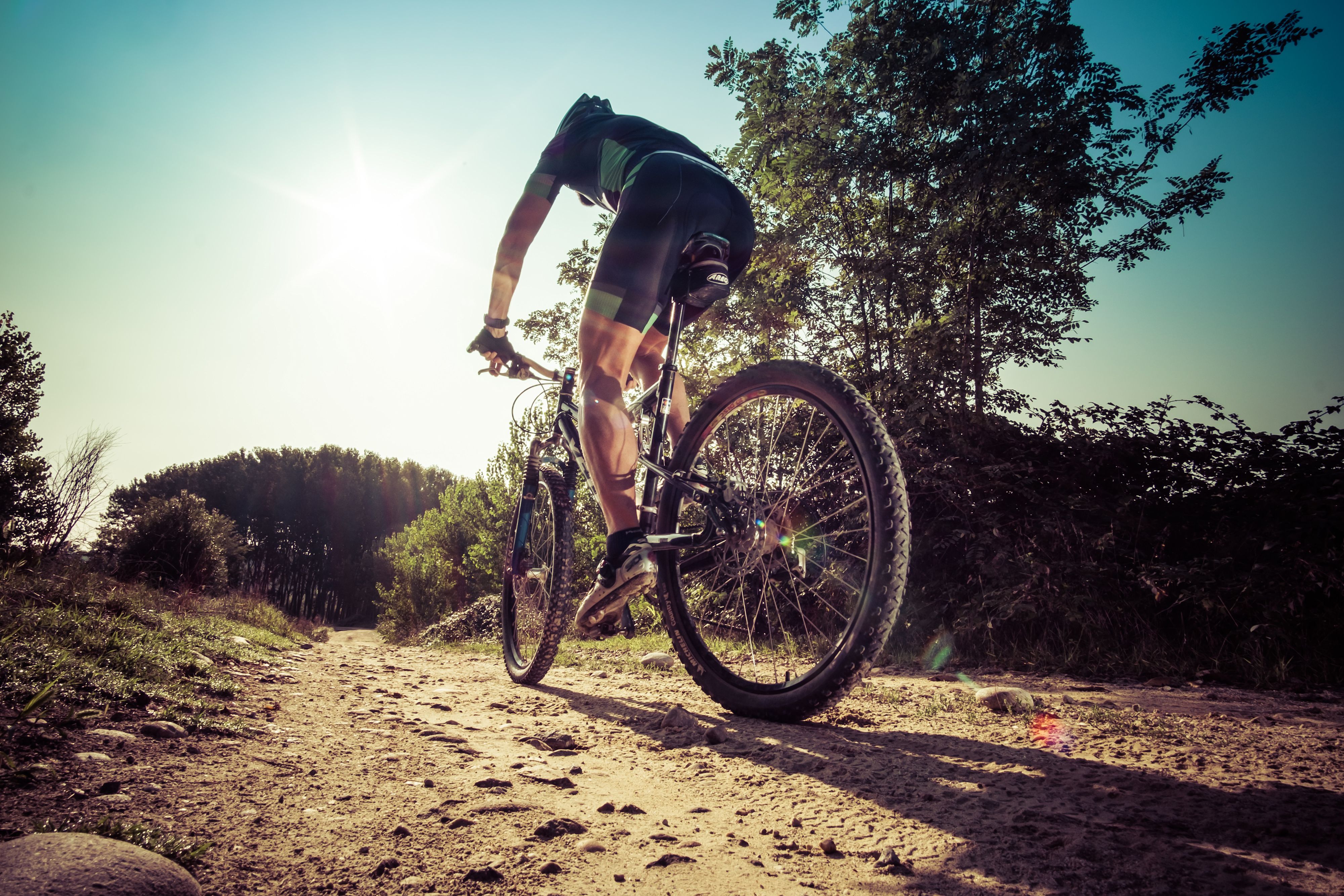 Fahrradfahrer im Gelände