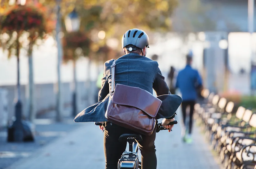 Fahrradfahrer Mann mit Tasche in der City