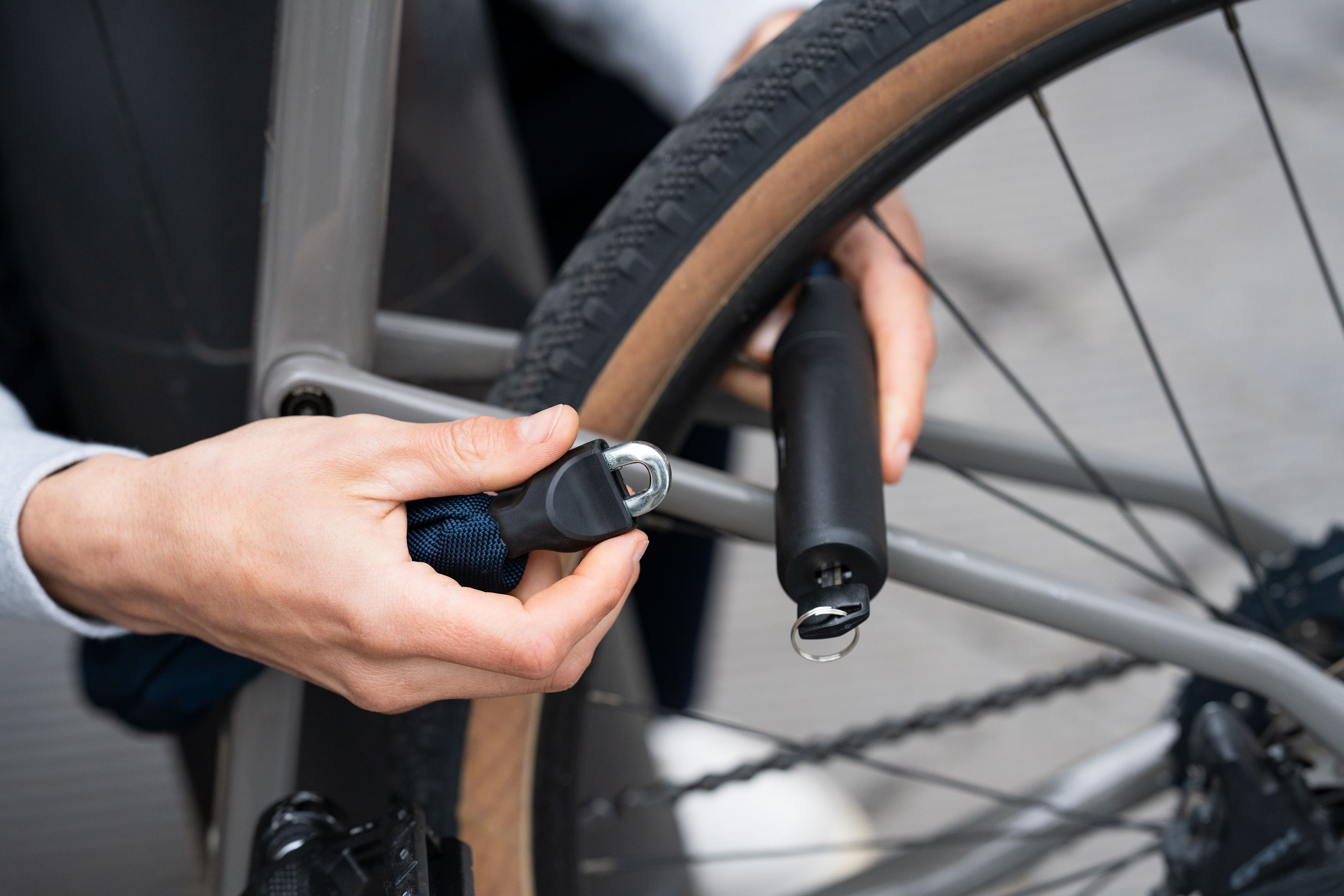 Fahrradschloss an einem Reifen