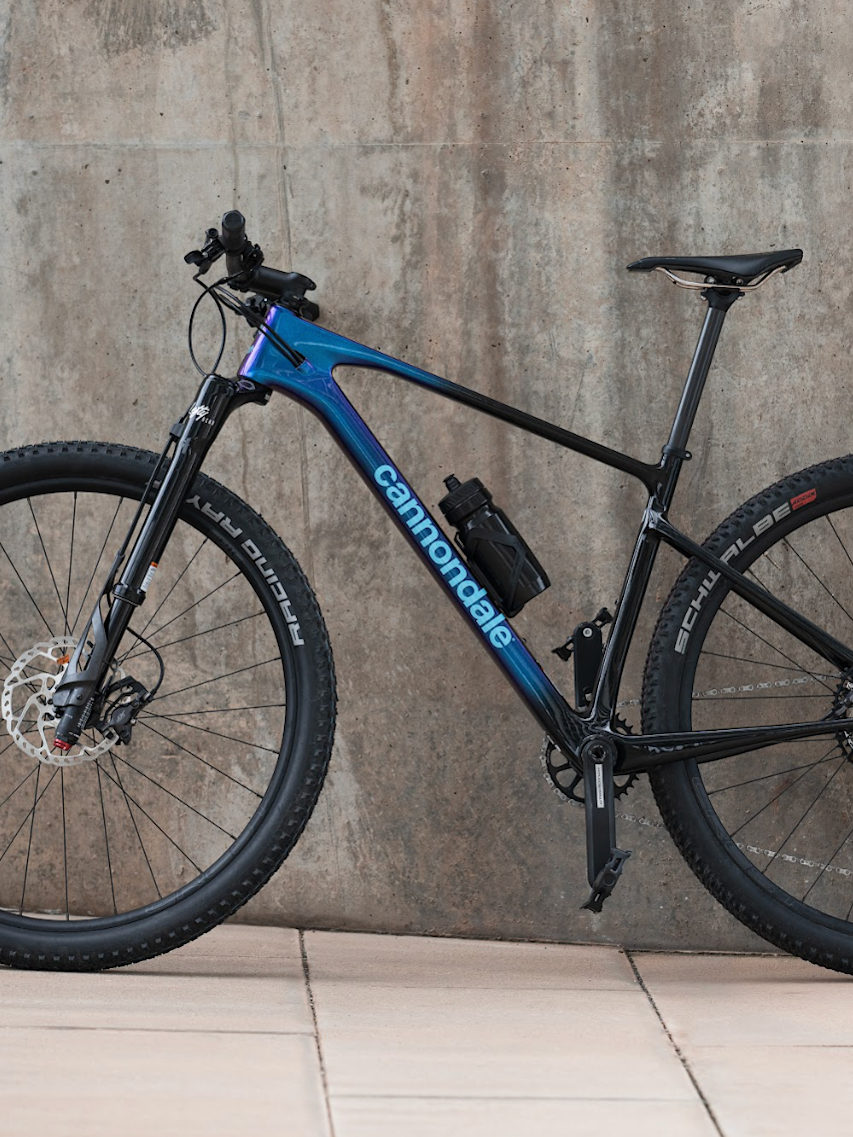 Blaues Fahrrad vor einer Steinwand