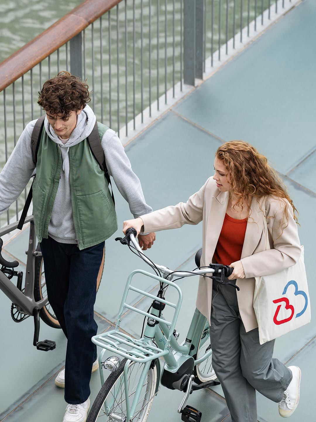 Mann schiebt Fahrrad in bunter Kleidung