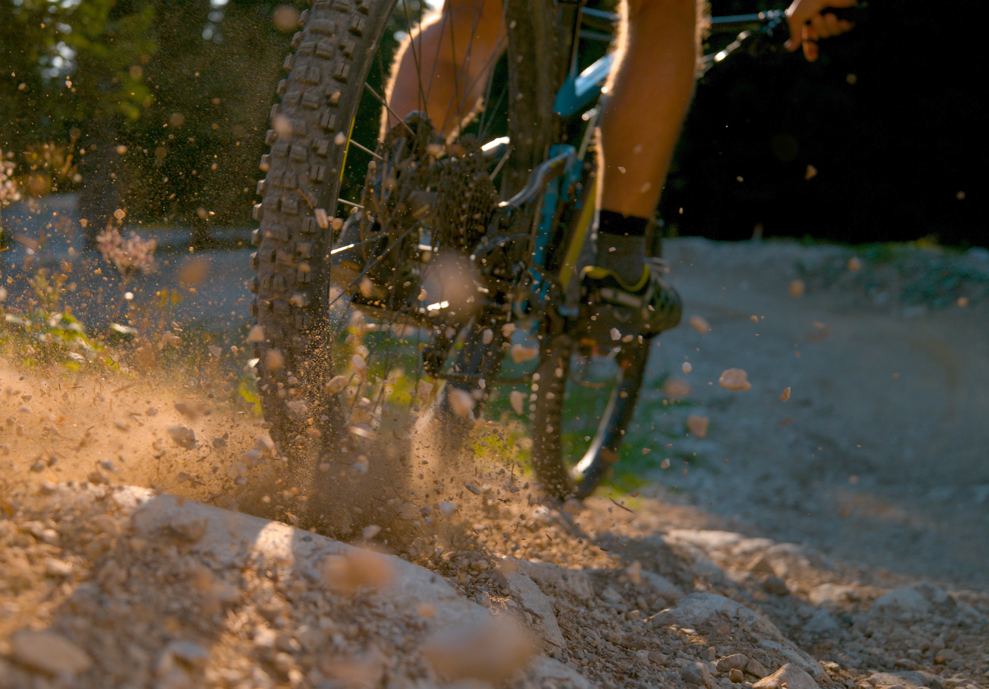 Mountain Biker fährt auf E-Bike durch Gelände