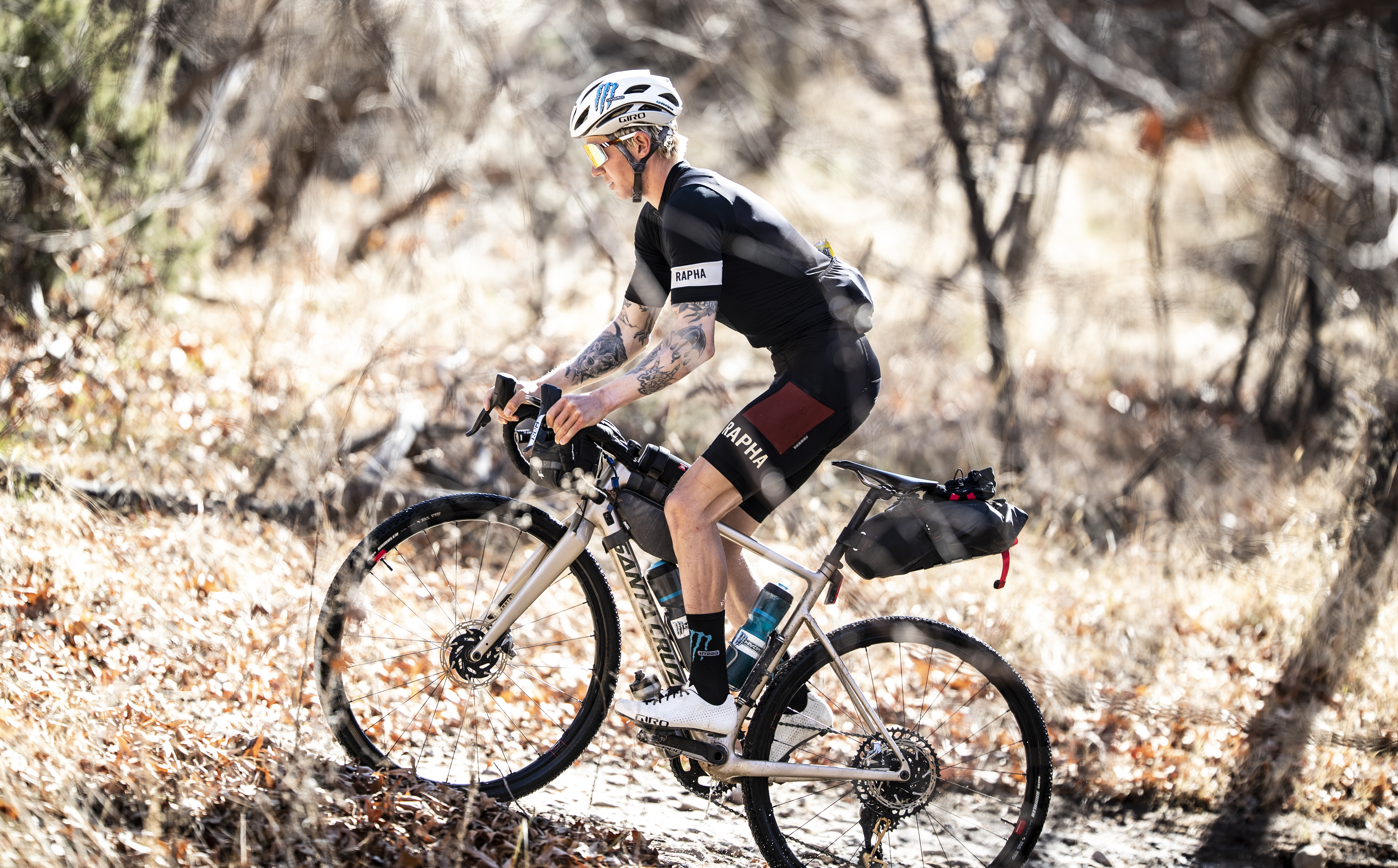 Mann mit Helm auf Fahrrad in der Stadt