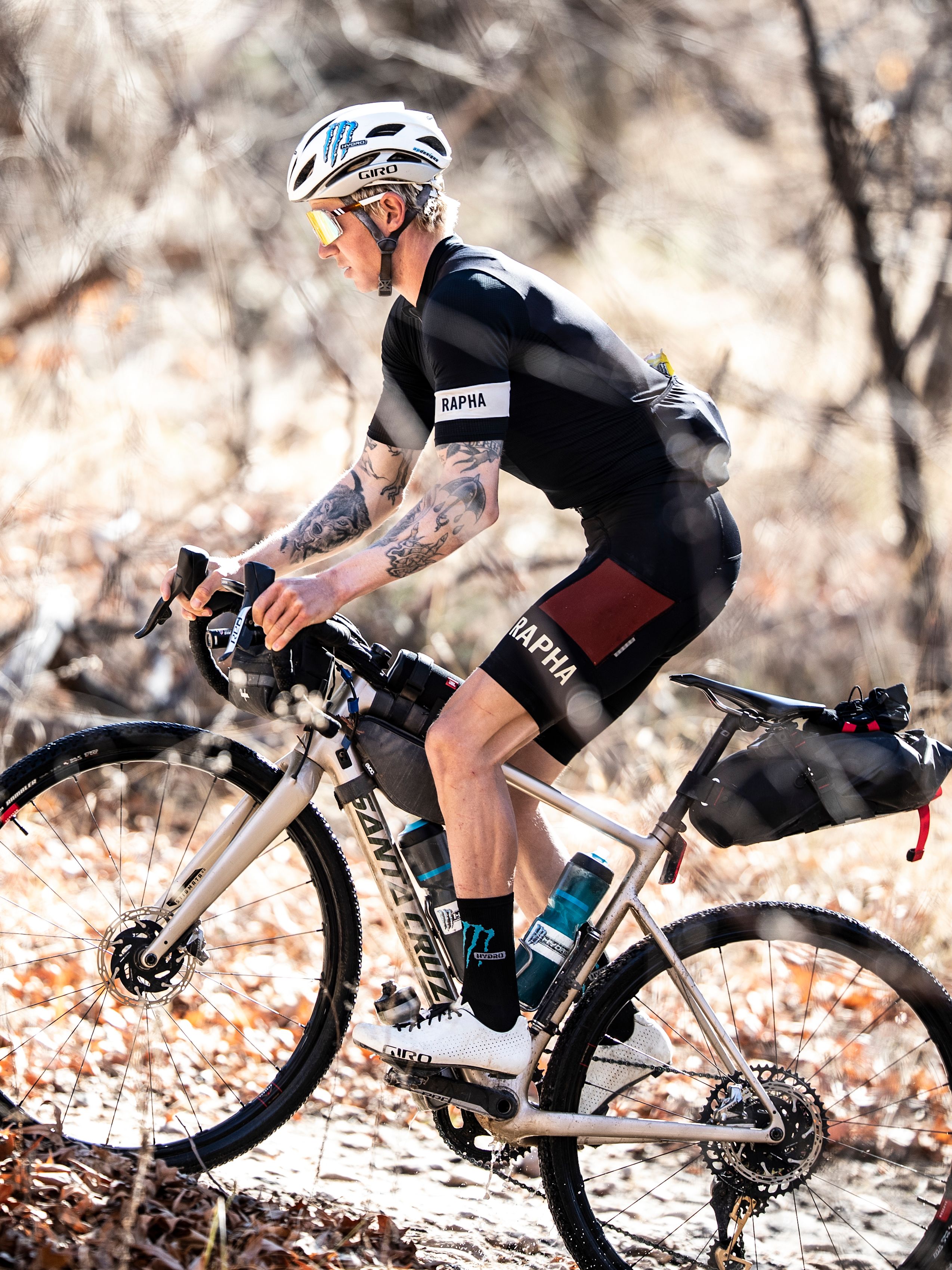Mann mit Helm auf Fahrrad in der Stadt
