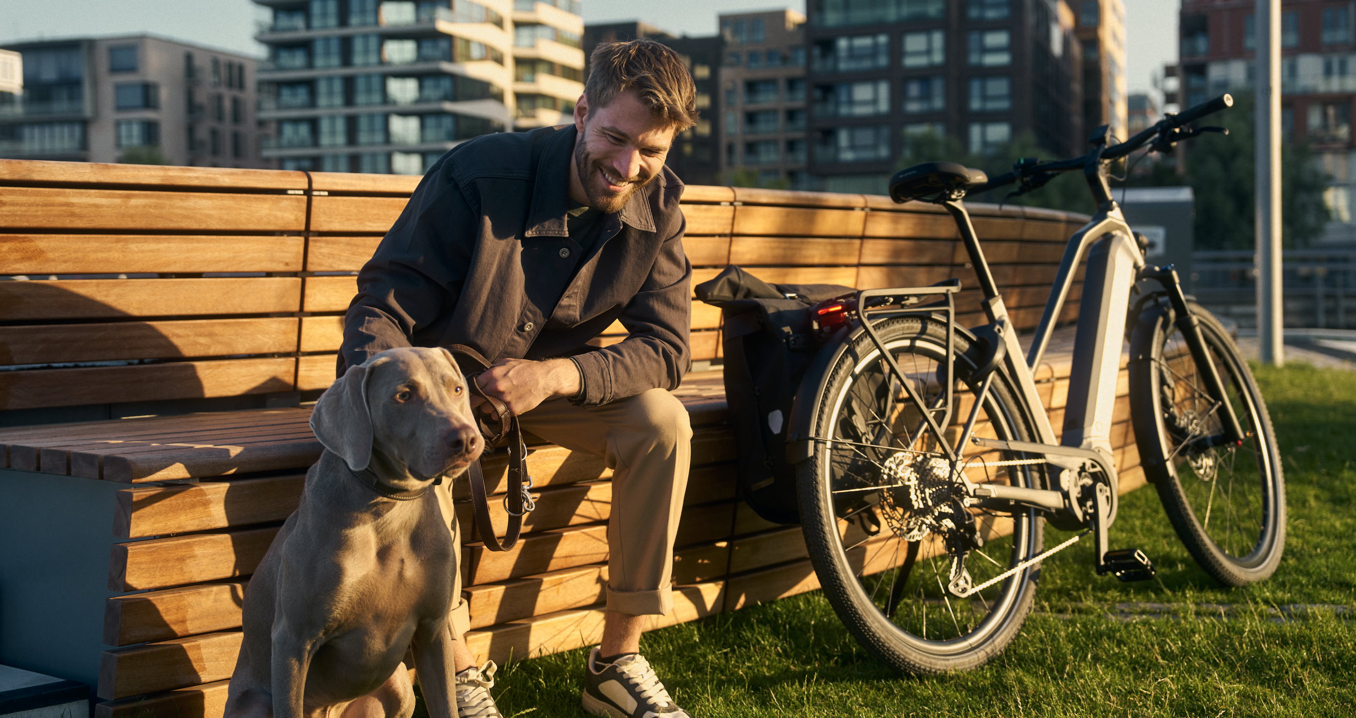 Mann mit Hund neben einem E-Bike