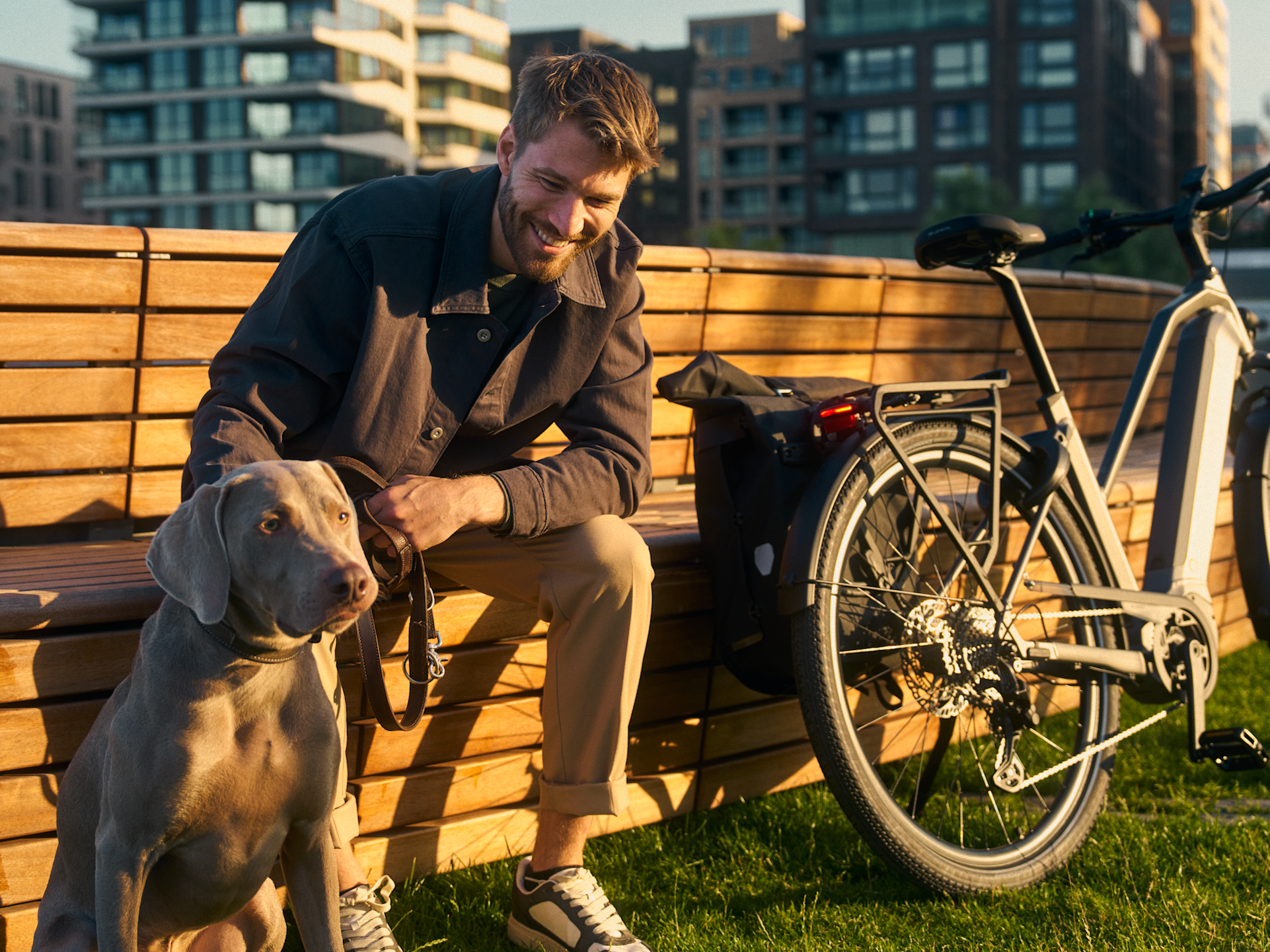 Mann mit Hund neben einem E-Bike
