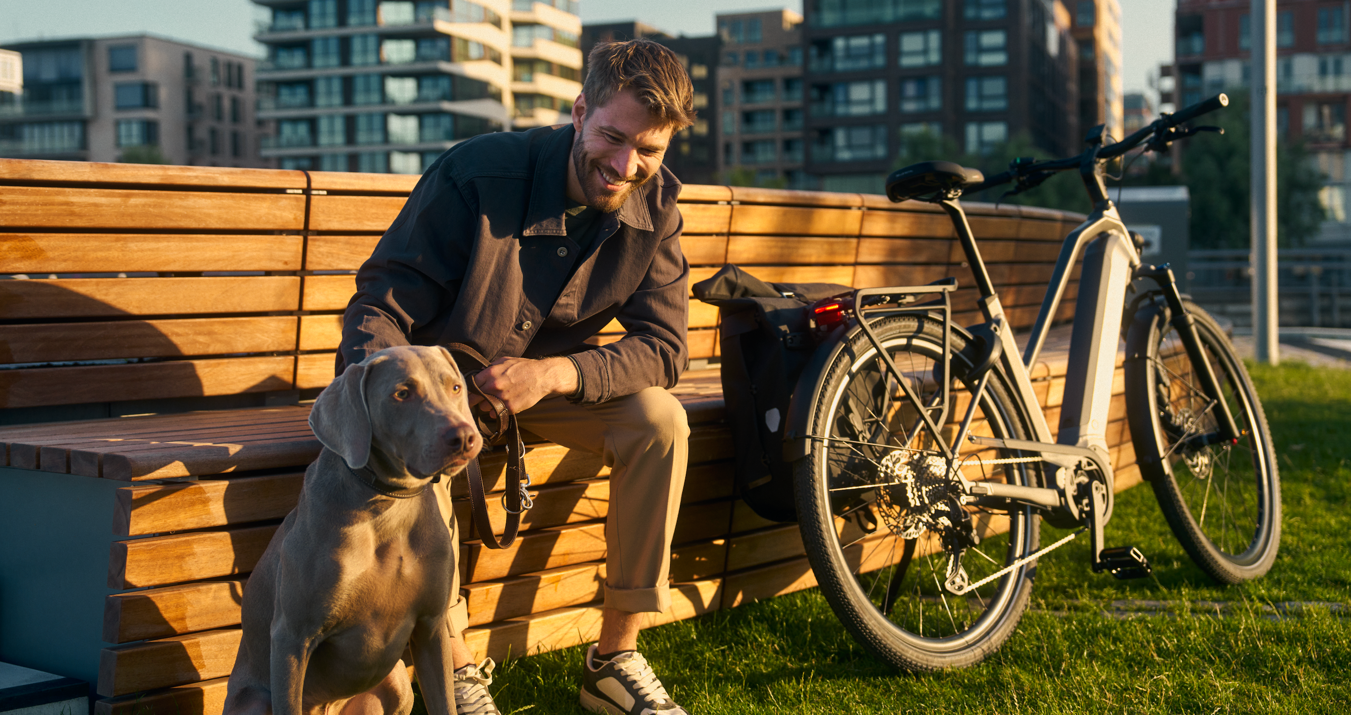 Mann mit Hund neben einem E-Bike