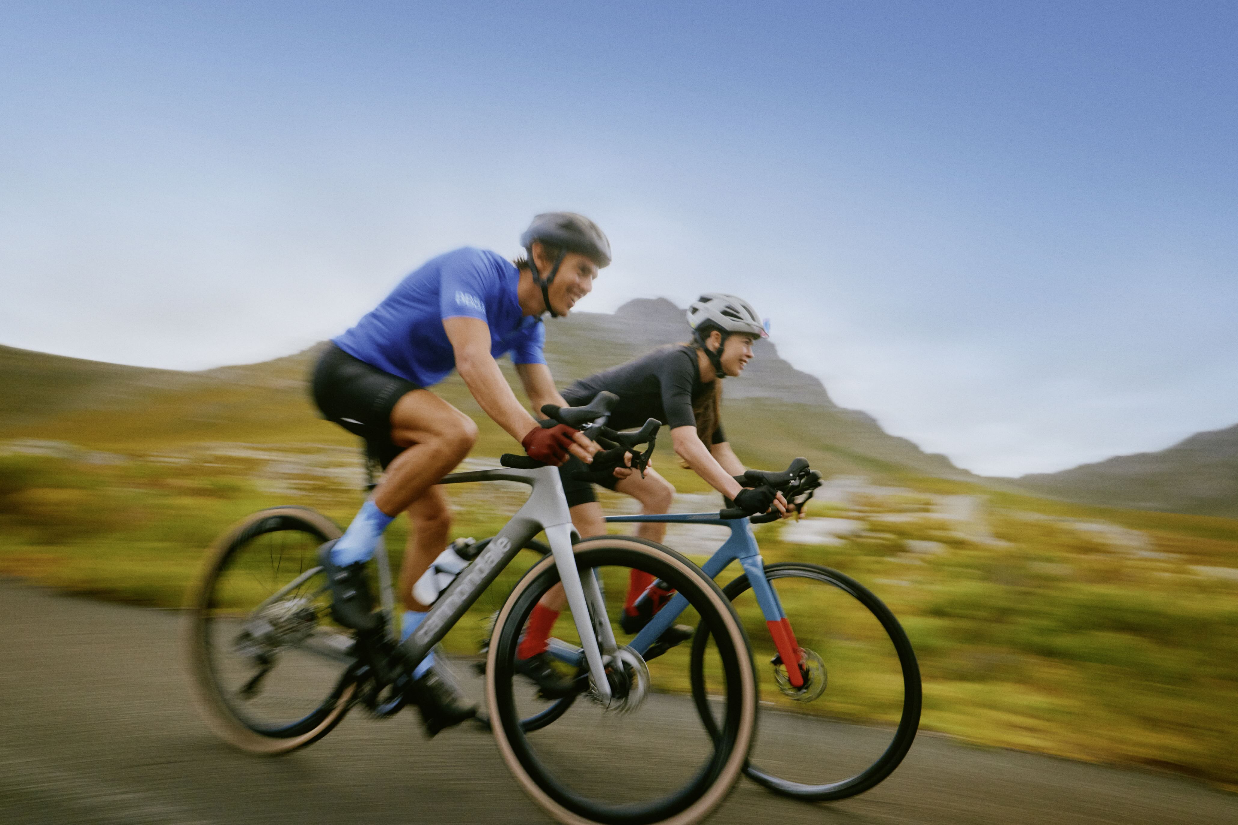 Mann auf einer Straße mit Bäumen im Hintergrund 