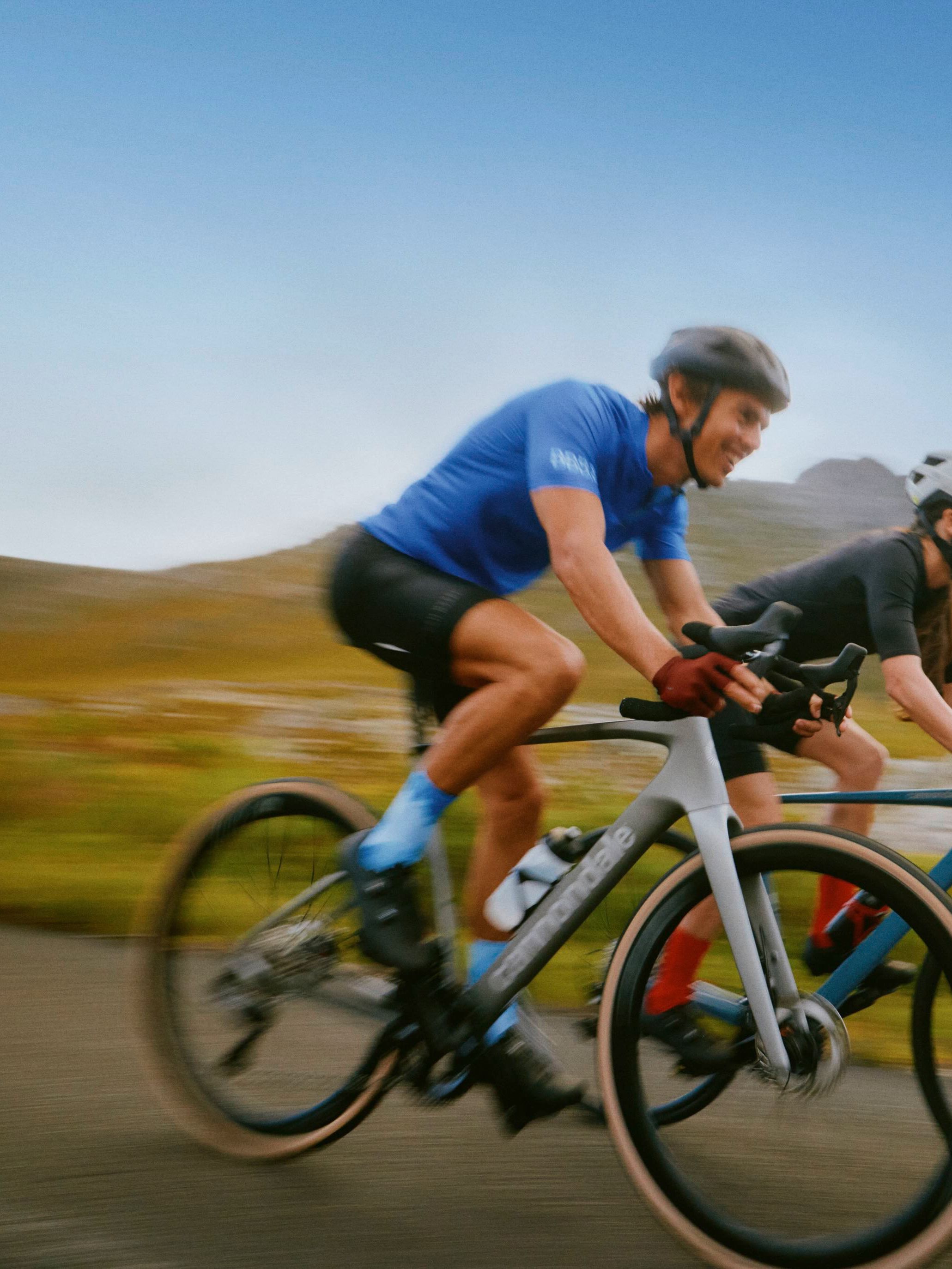 Mann auf einer Straße mit Bäumen im Hintergrund