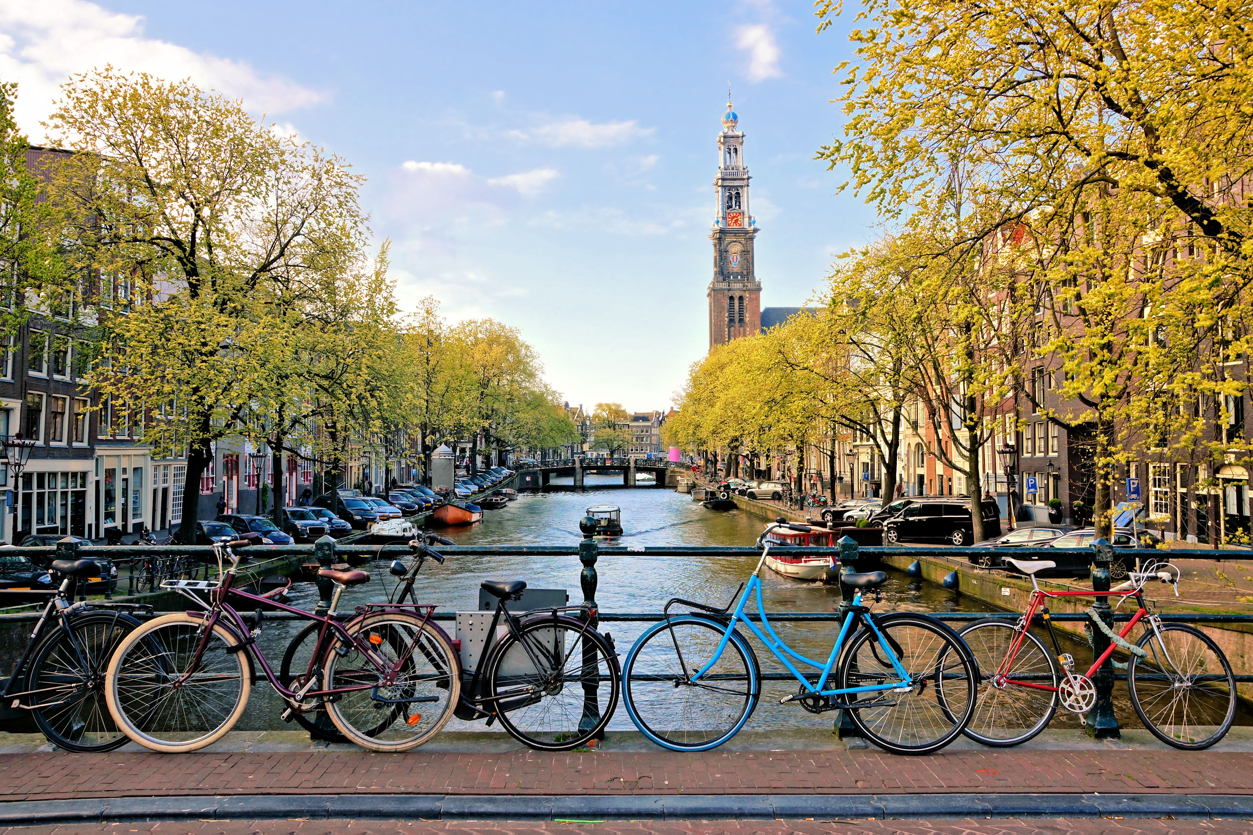 Fahrräder auf einer Brücke in Amsterdam