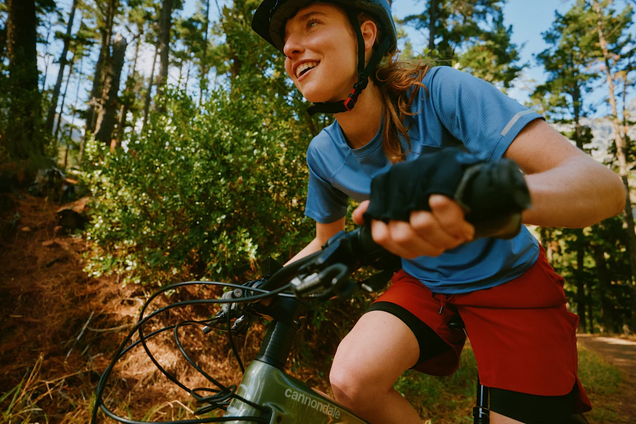 Visual > jpeg > Frau auf Cannondale im Wald