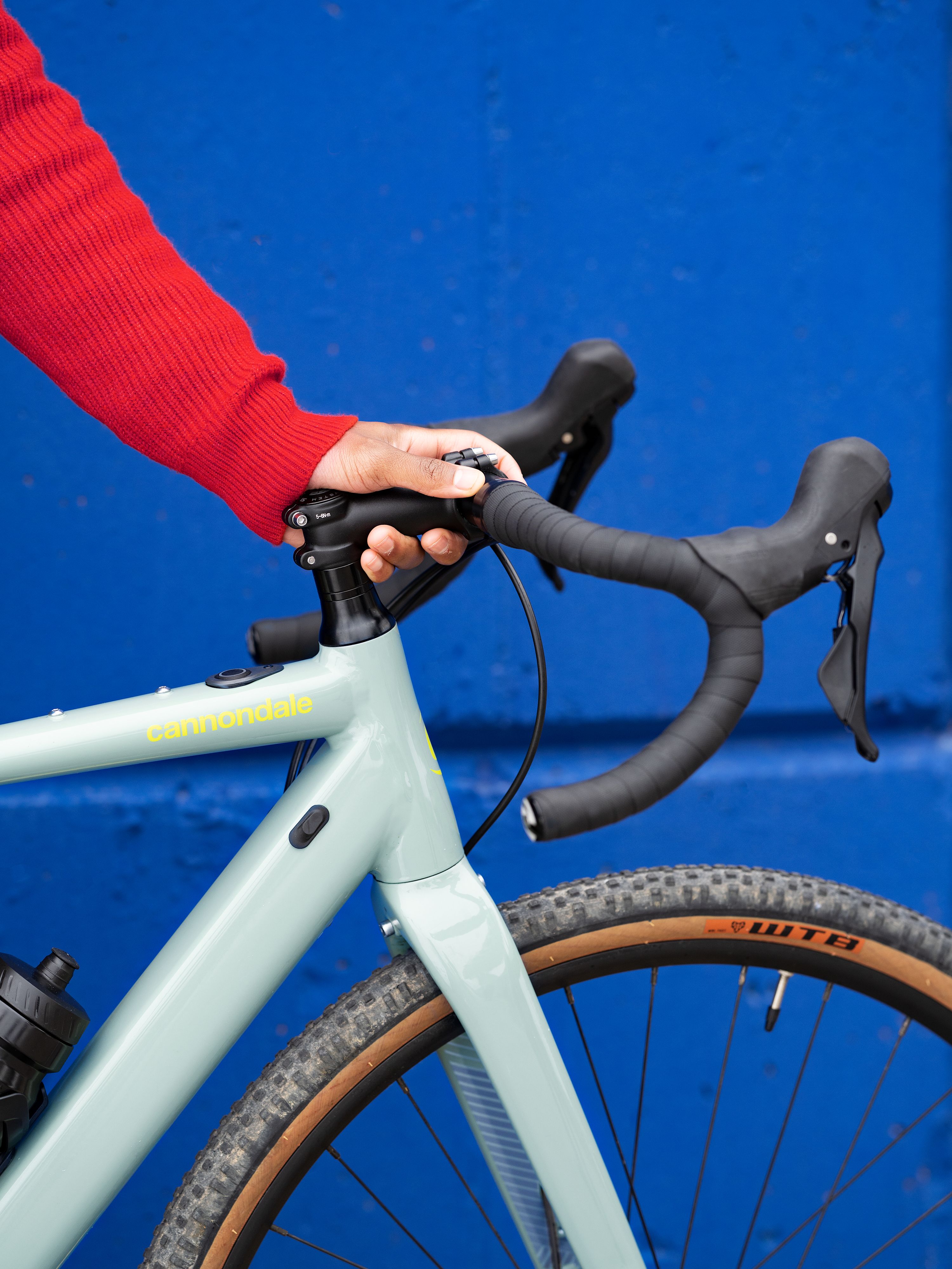 Fahrrad vor einer blauen Wand
