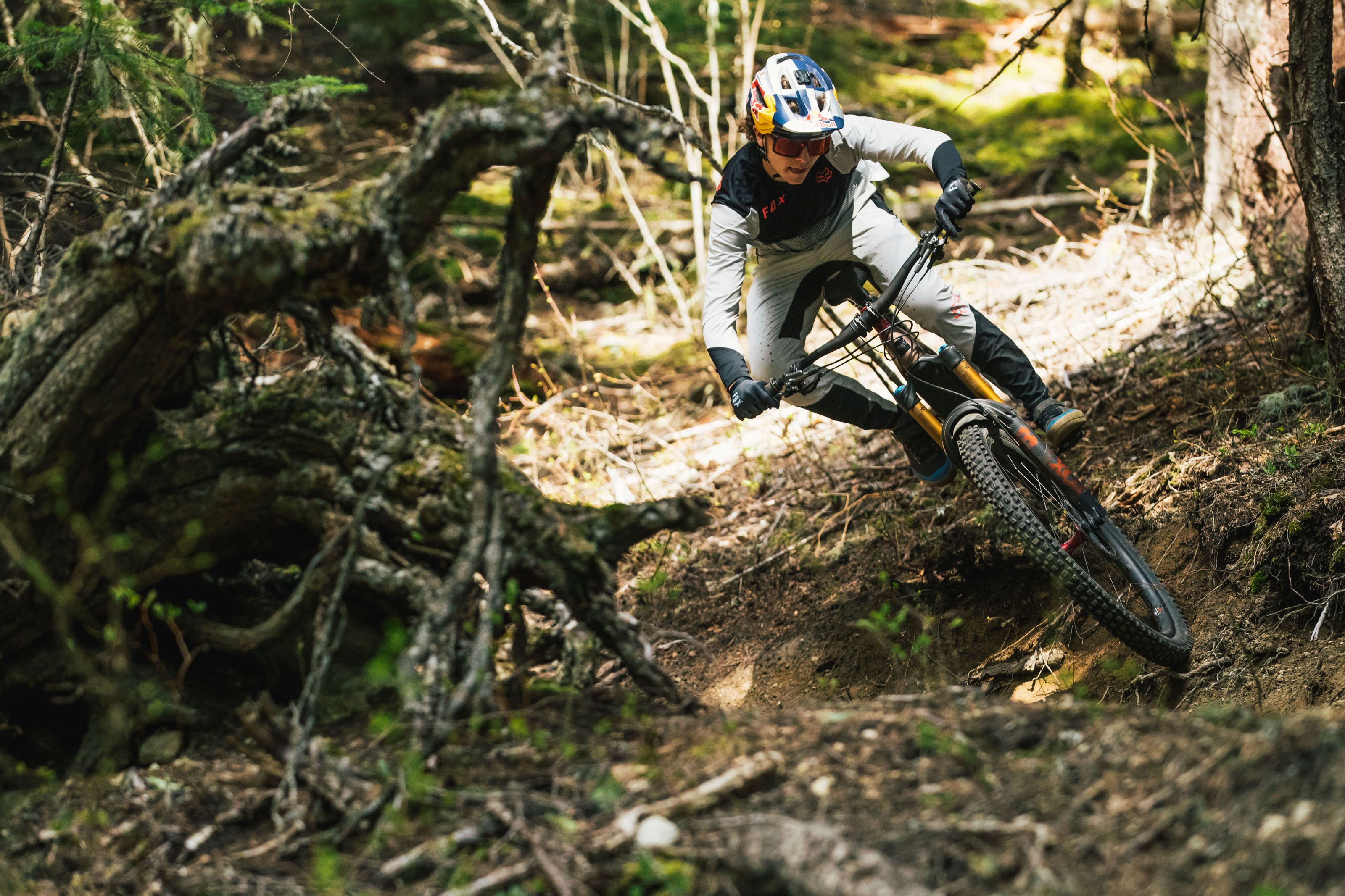 Downhill Biker in einem Bike-Park