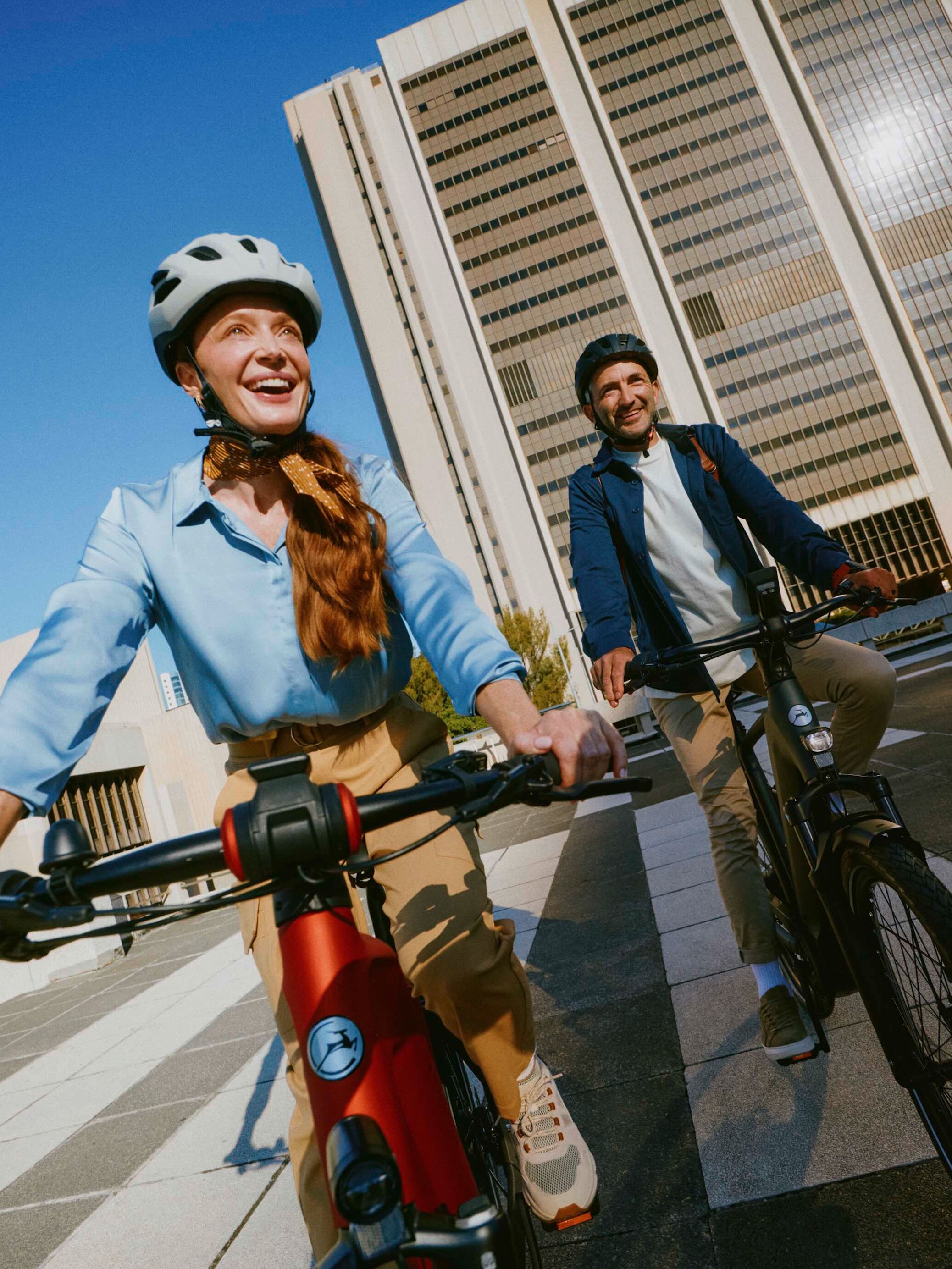 Mann auf Mountainbike vor bergiger Landschaft