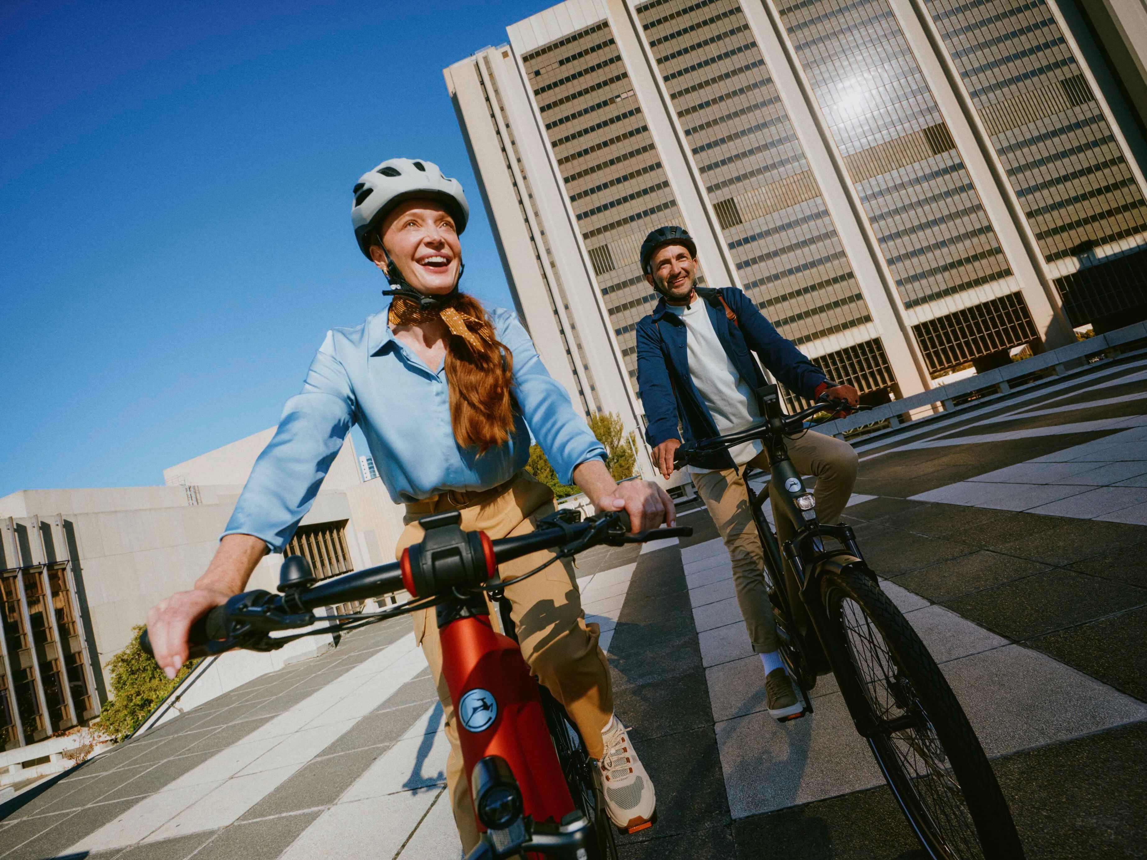 Mann auf Mountainbike vor bergiger Landschaft