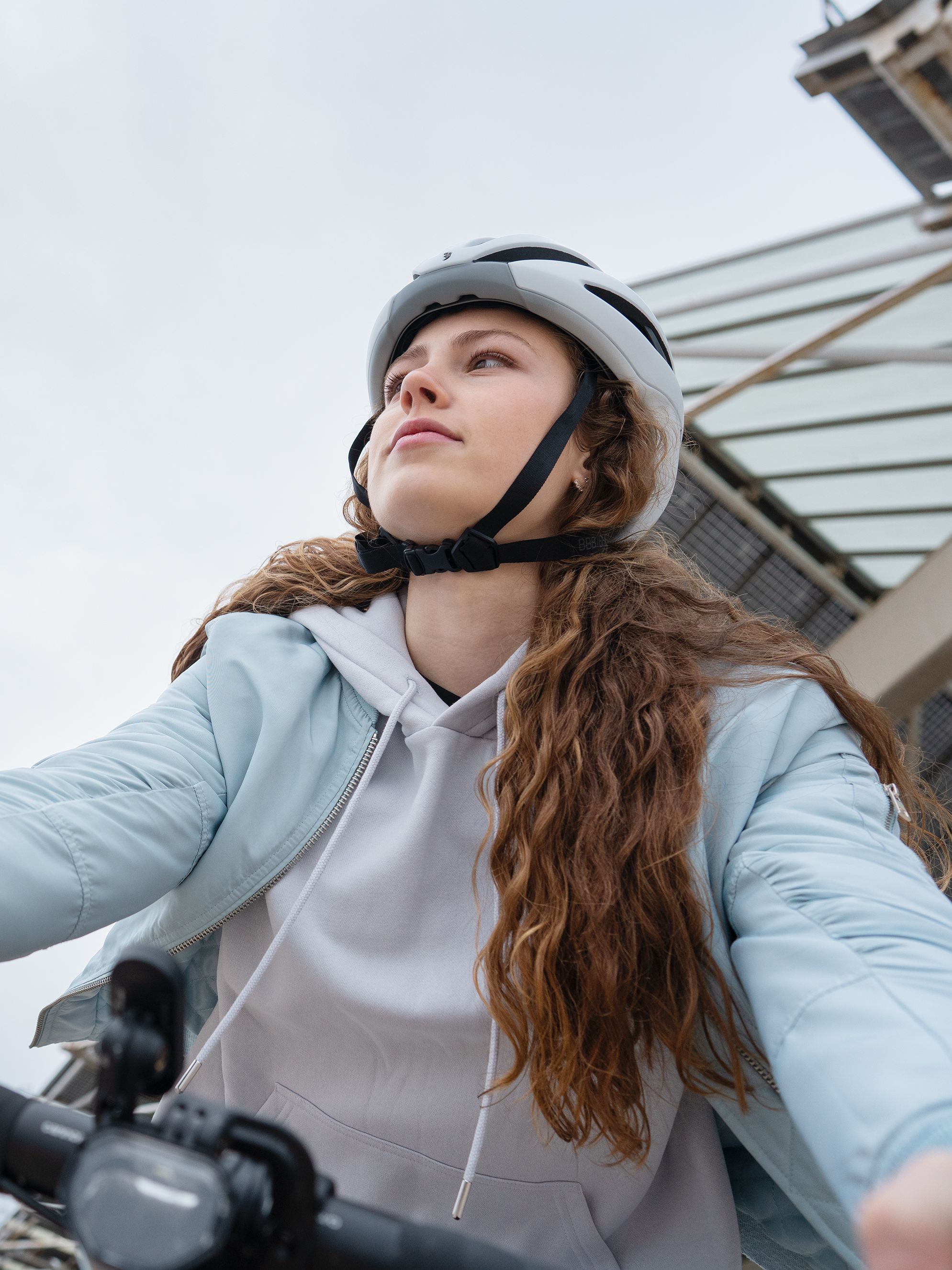 Lächelnder junger Mann mit Helm auf Fahrrad