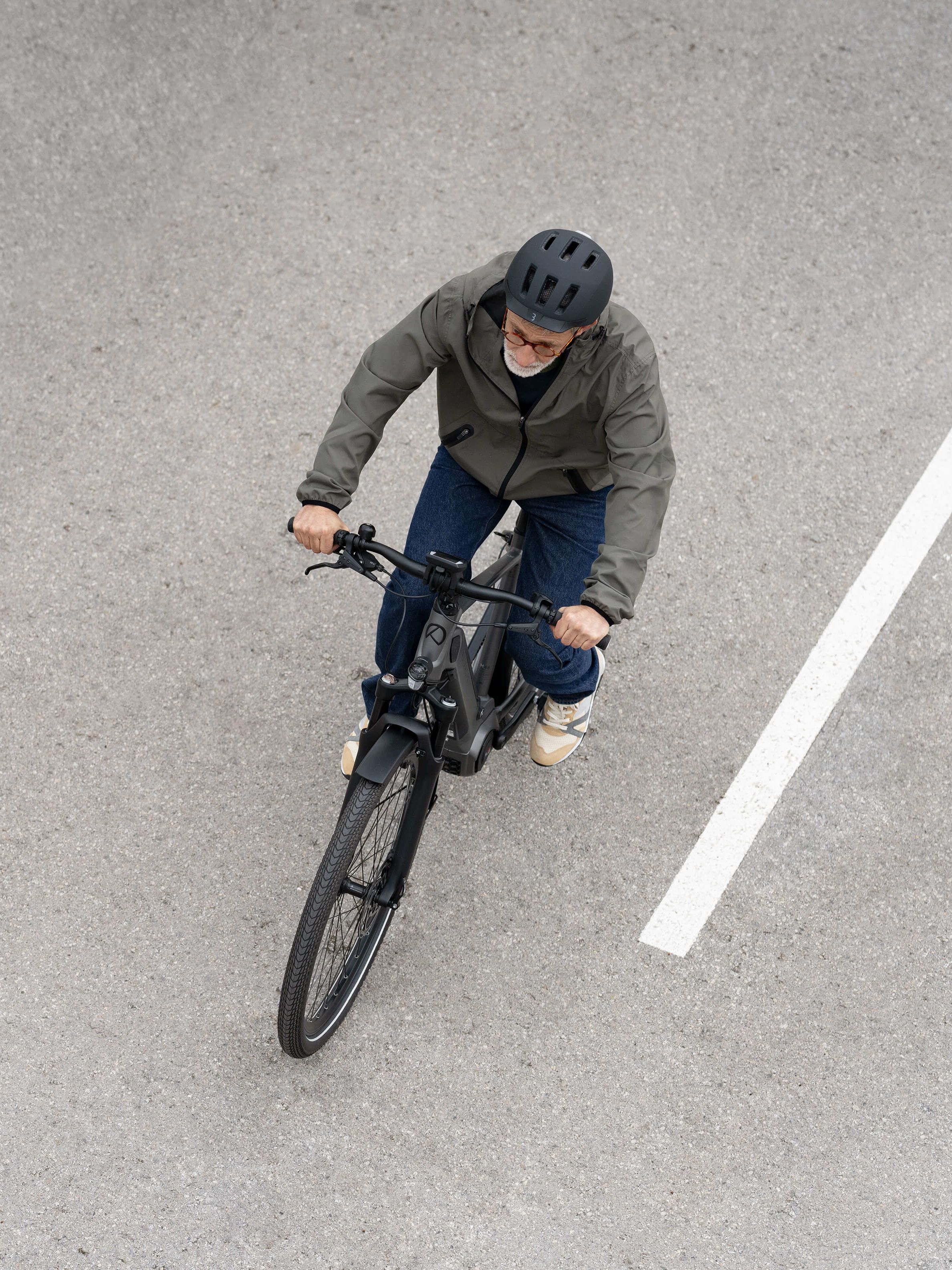 Mann auf Fahrrad aus der Vogelperspektive