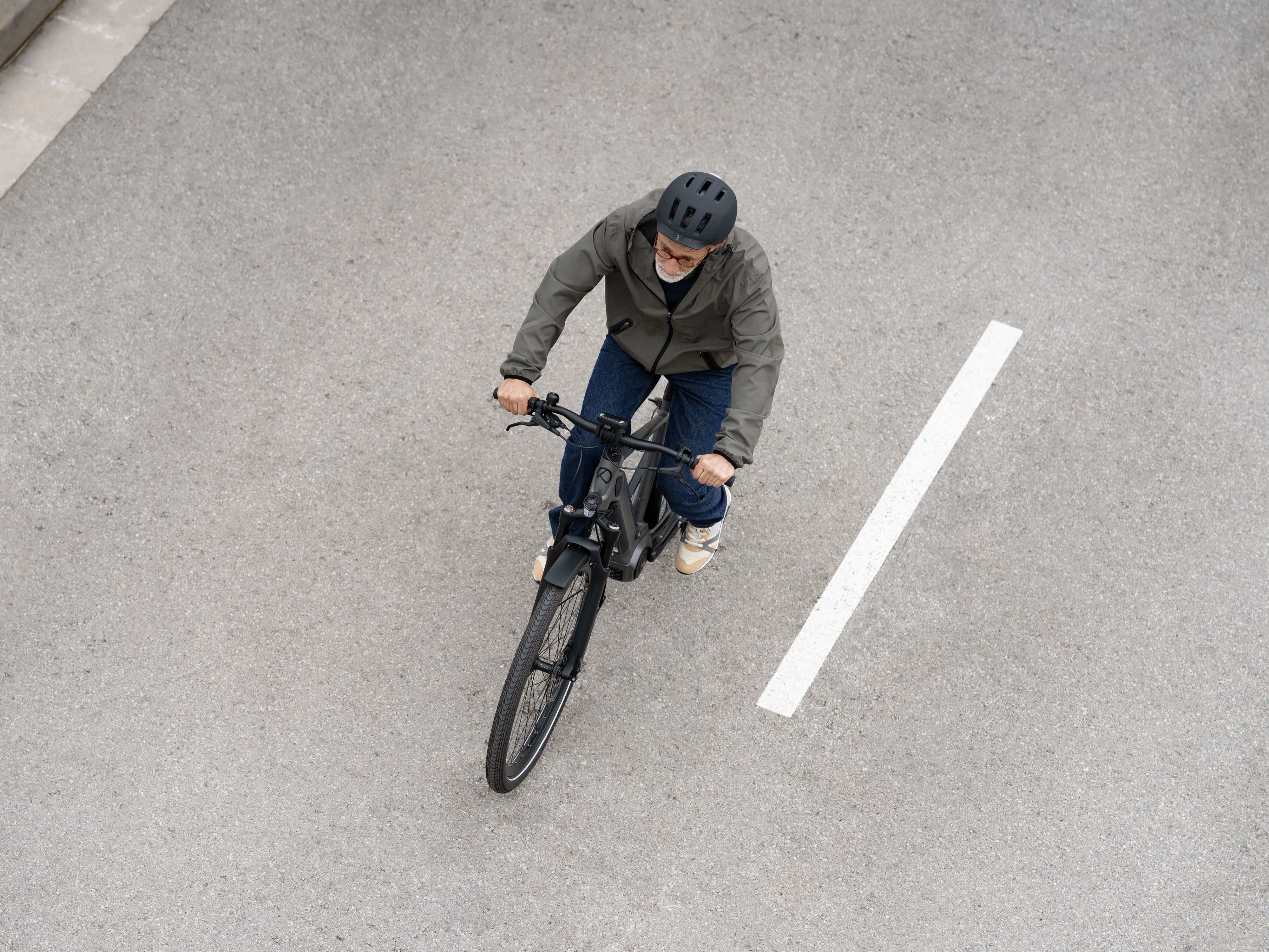 Mann auf Fahrrad aus der Vogelperspektive