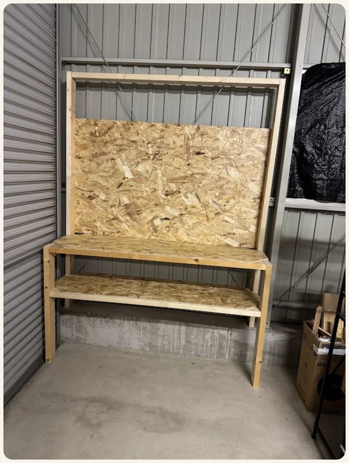 完成したガレージの作業台付き棚