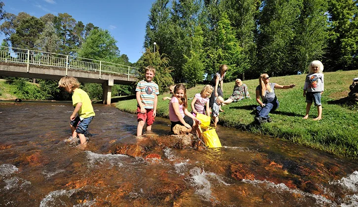 725x420 NRMA Bright kids playing in river