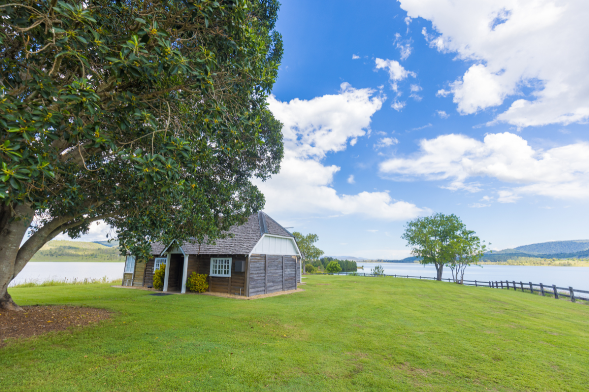 Lake Somerset - Log cabin hire