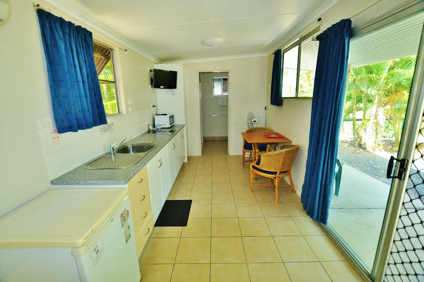 Cape Hillsborough - Terrace Hut - Kitchen