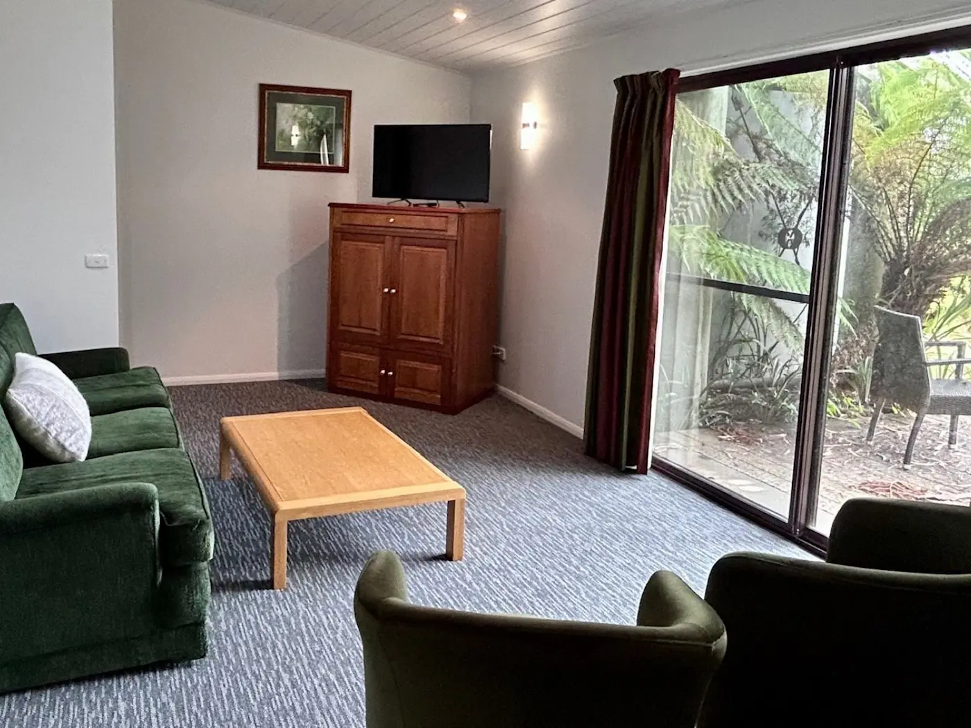 Strahan Village - Hilltop Apartment accommodation