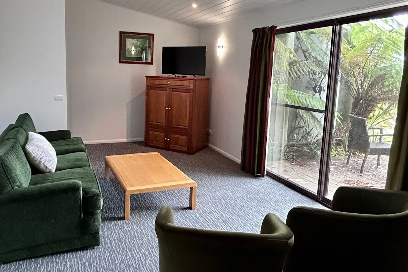 Strahan Village - Hilltop Apartment accommodation