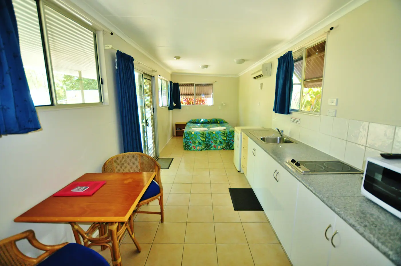 Cape Hillsborough - Terrace Hut - Kitchen