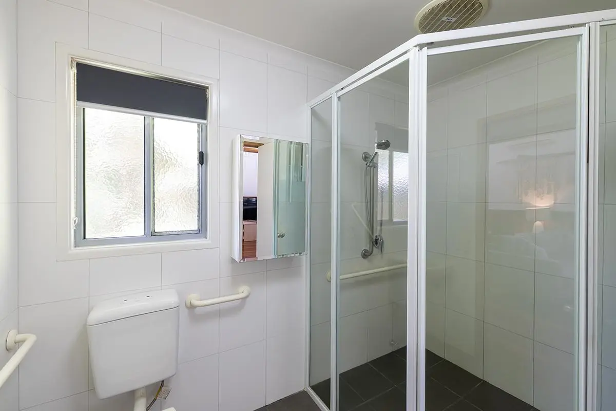 Angourie Resort - 2 Bedroom Accessible Villa - Bathroom