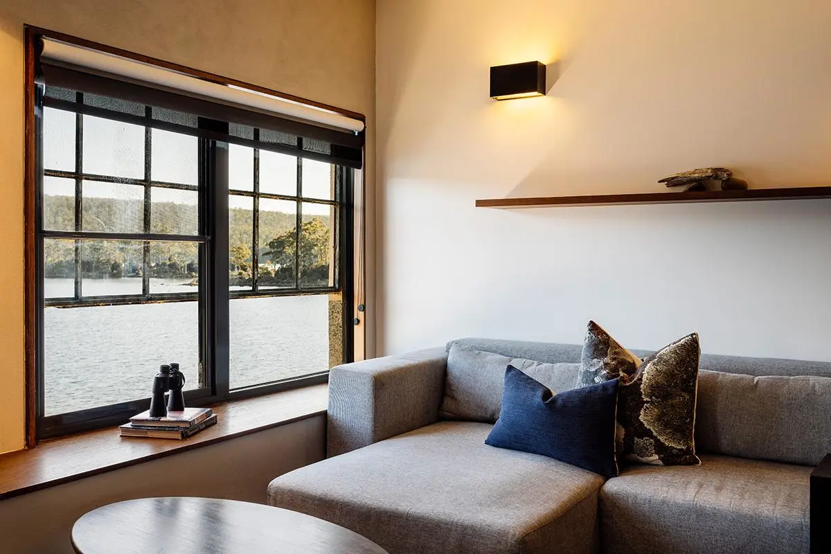 Pumphouse Point - Pumphouse Top Floor Room With Bath - Living Room