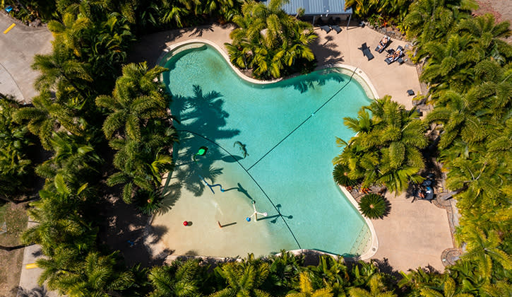 725x420 Airlie beach holiday park pool drone
