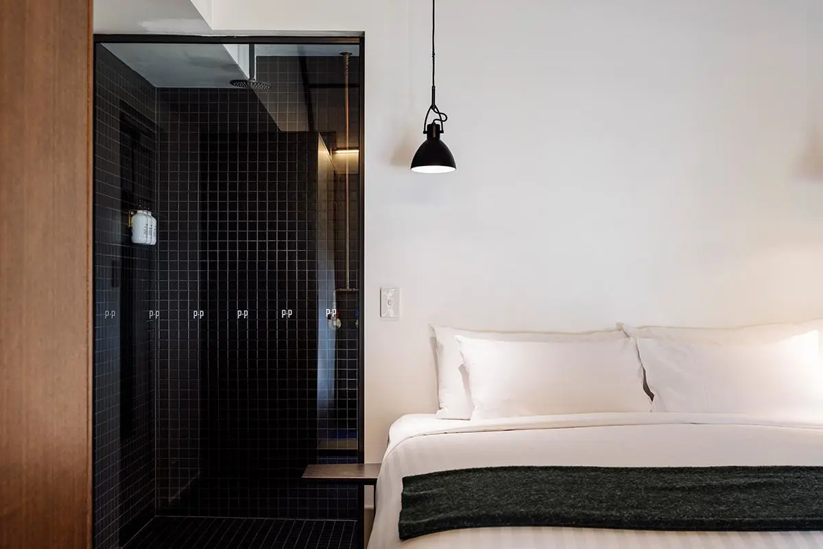 Pumphouse Point - Shorehouse Standard Room - Bedroom